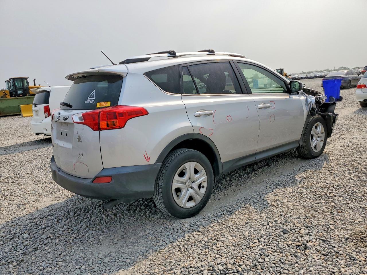 2015 Toyota Rav4 Le Silver vin: JTMBFREVXFJ047099
