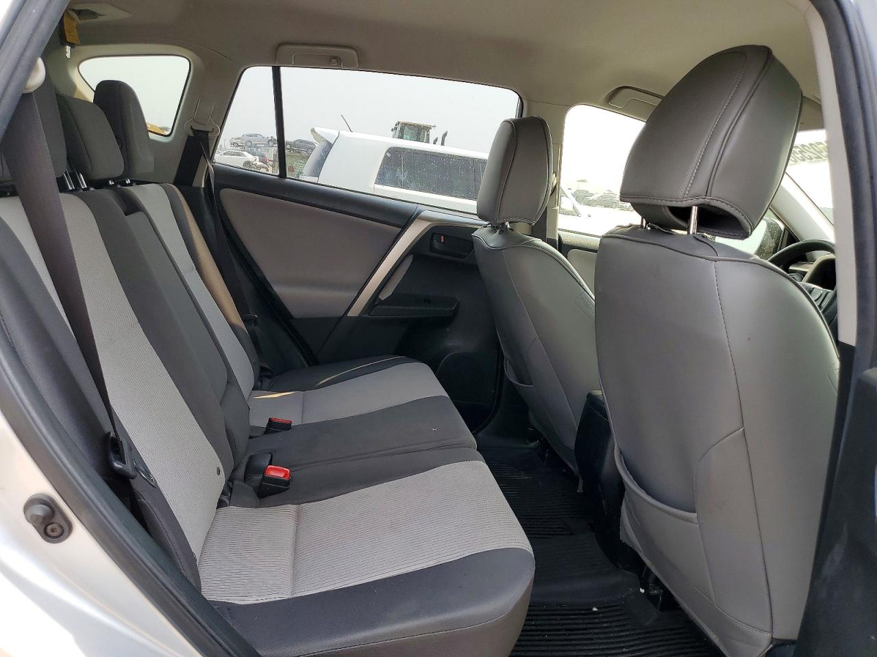 2015 Toyota Rav4 Le Silver vin: JTMBFREVXFJ047099