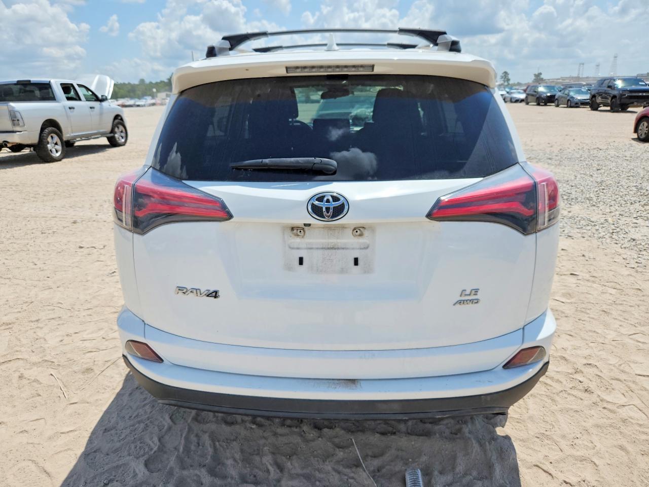 2018 Toyota Rav4 Le White vin: JTMBFREVXJD246323