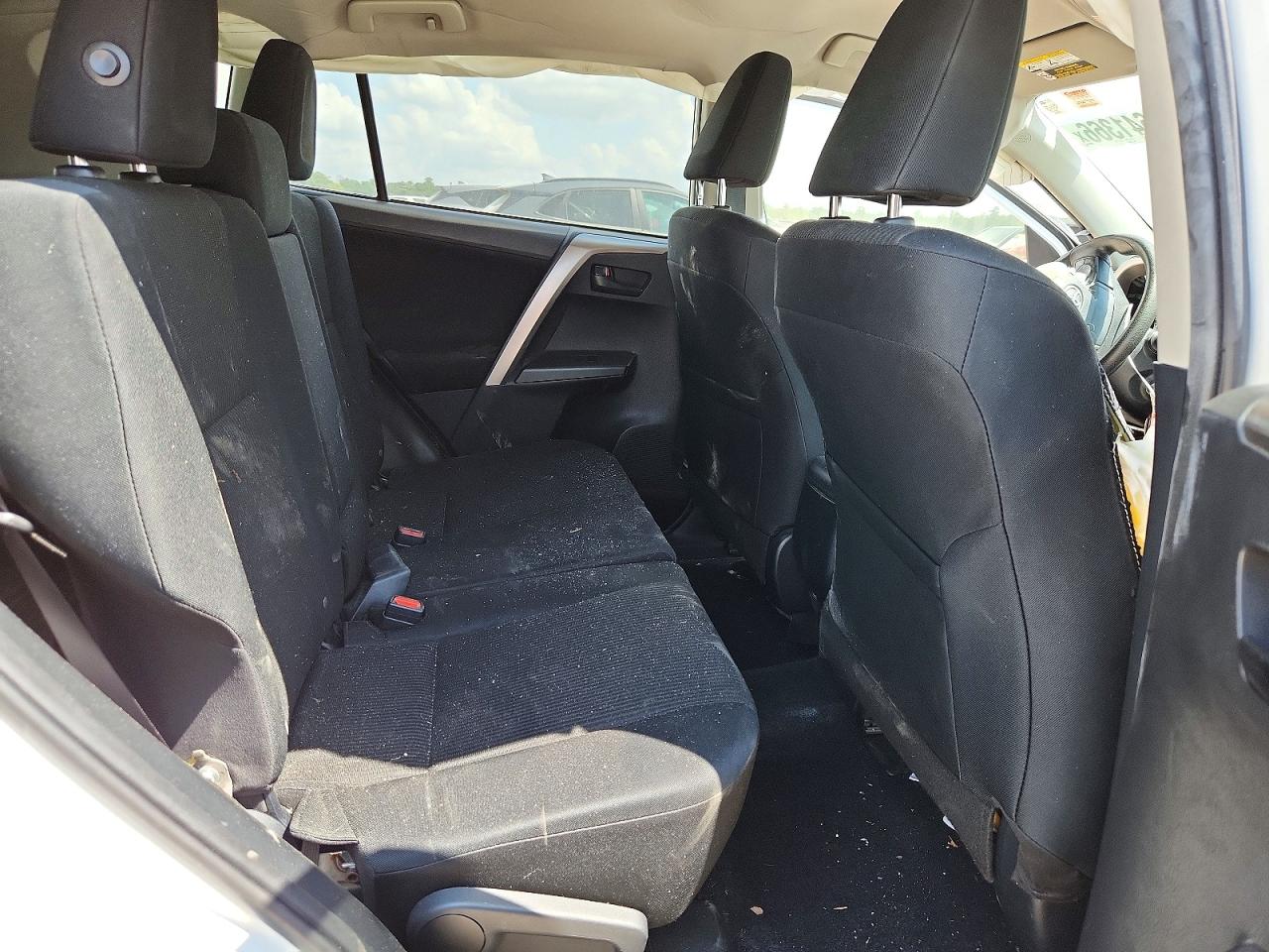 2018 Toyota Rav4 Le White vin: JTMBFREVXJD246323