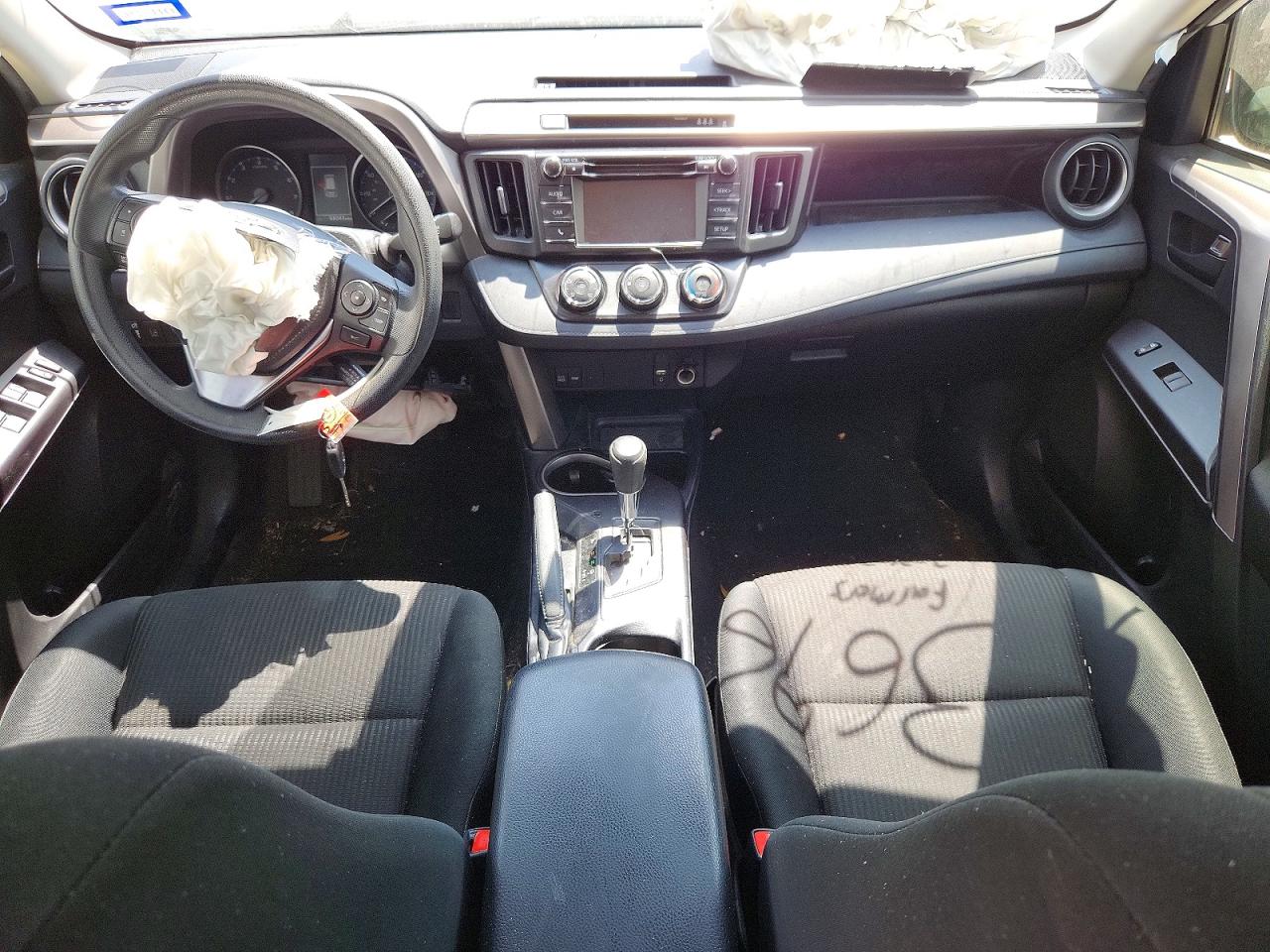 2018 Toyota Rav4 Le White vin: JTMBFREVXJD246323