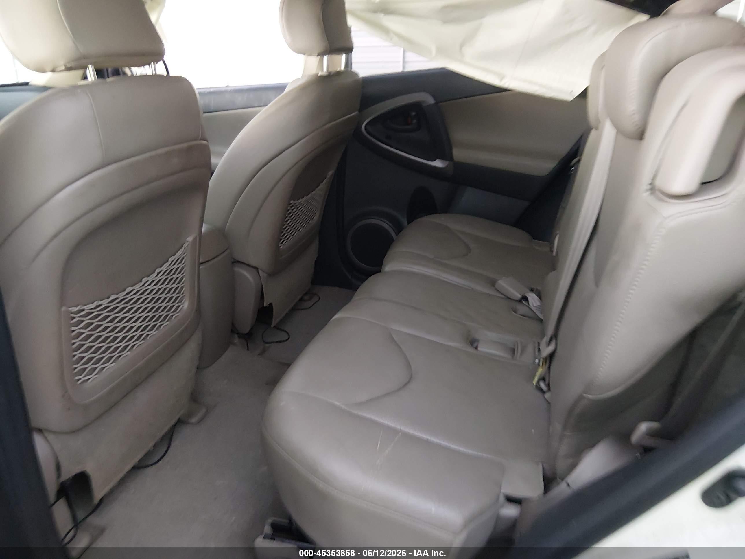 2007 Toyota Rav4 Limited White vin: JTMBK31V075015027