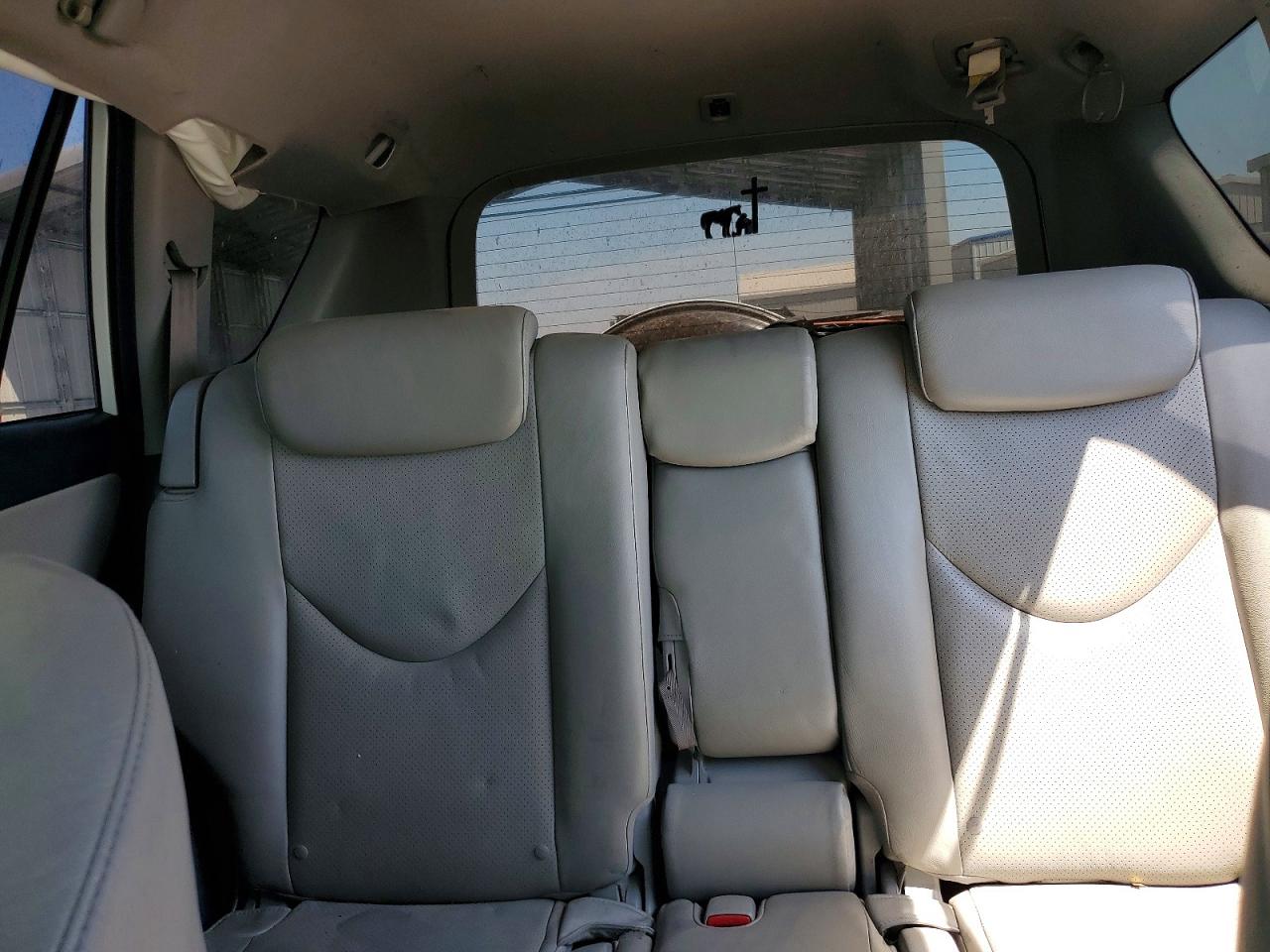 2007 Toyota Rav4 Limited White vin: JTMBK31V275014221