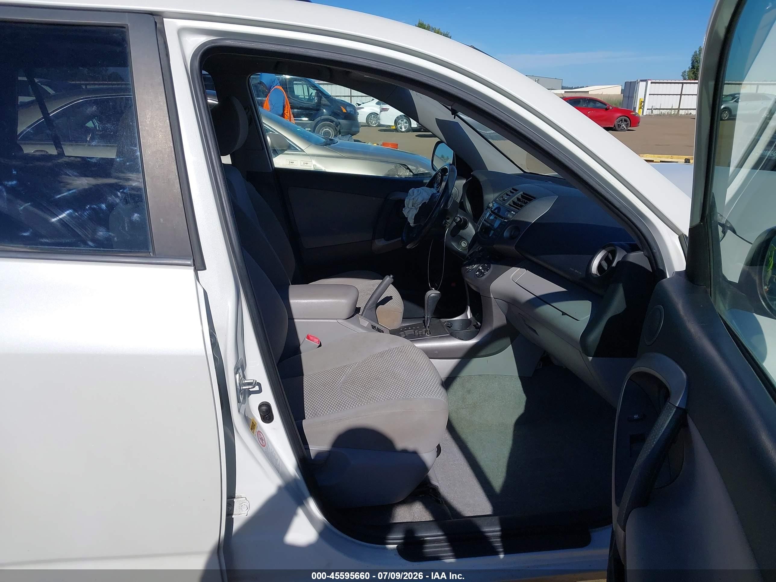 2007 Toyota Rav4 Limited White vin: JTMBK31V275026224