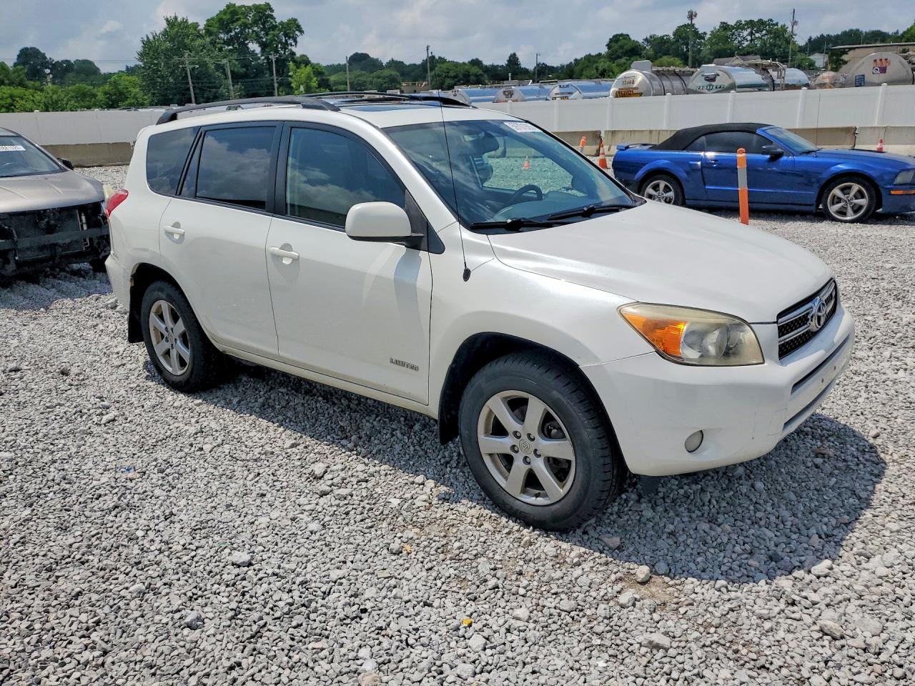 2007 Toyota Rav4 Limited White vin: JTMBK31V275038762