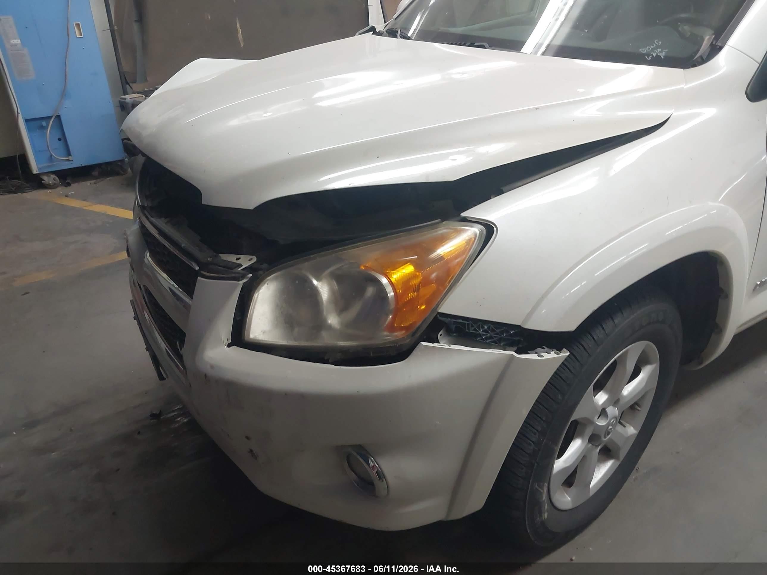 2009 Toyota Rav4 Limited V6 White vin: JTMBK31V595080507