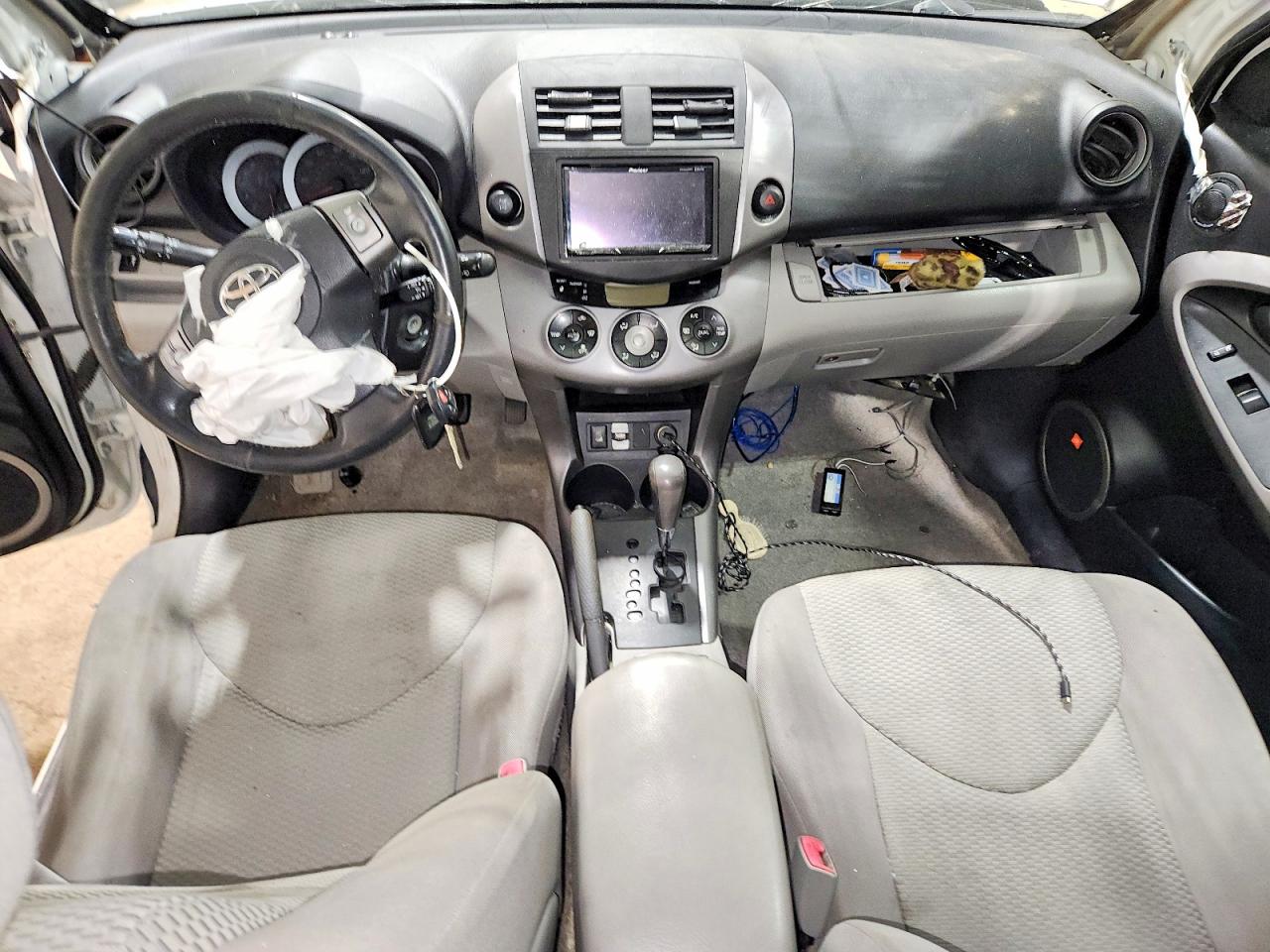 2008 Toyota Rav4 White vin: JTMBK31V985064695