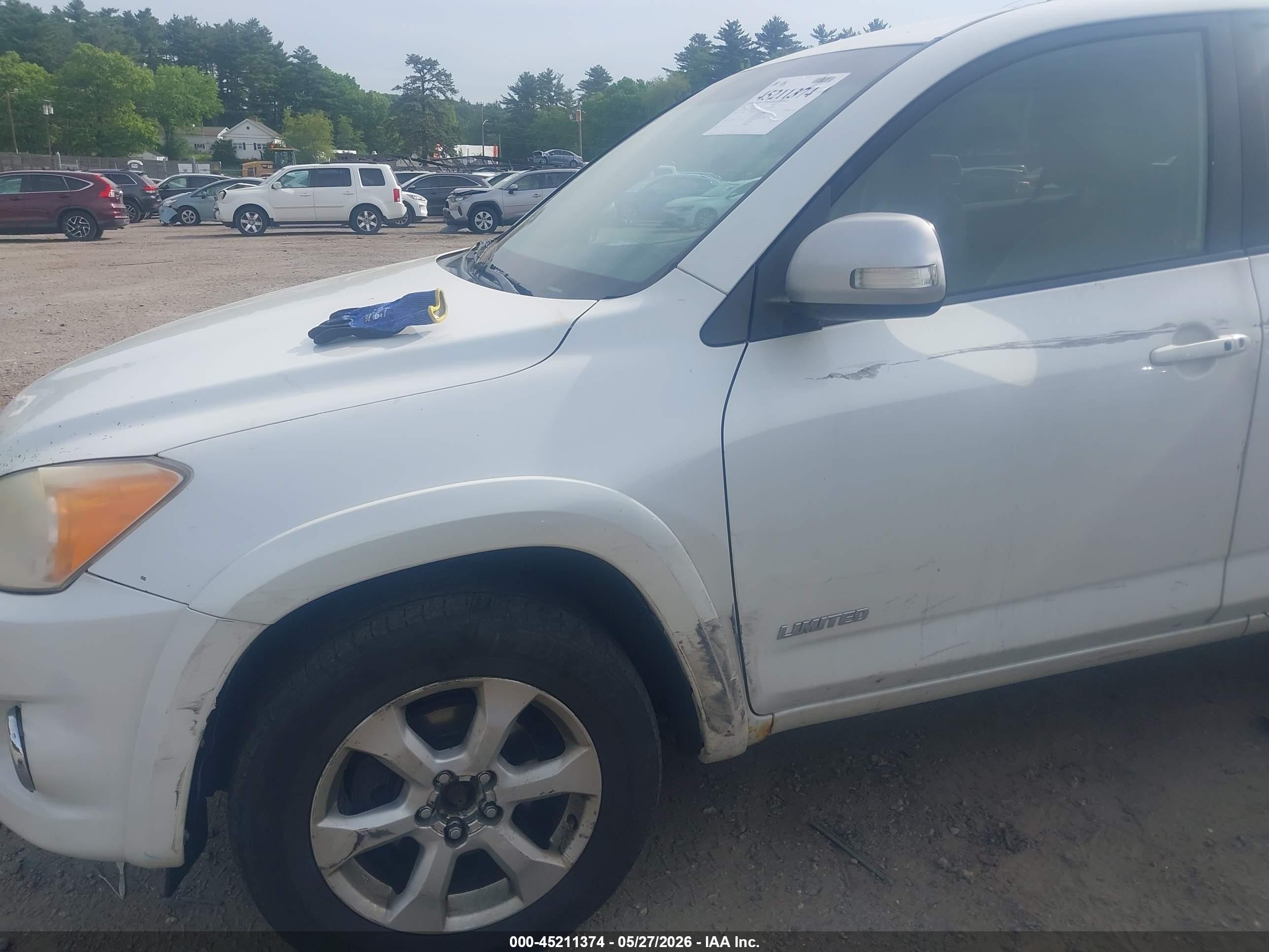 2009 Toyota Rav4 Limited V6 White vin: JTMBK31VX95071804