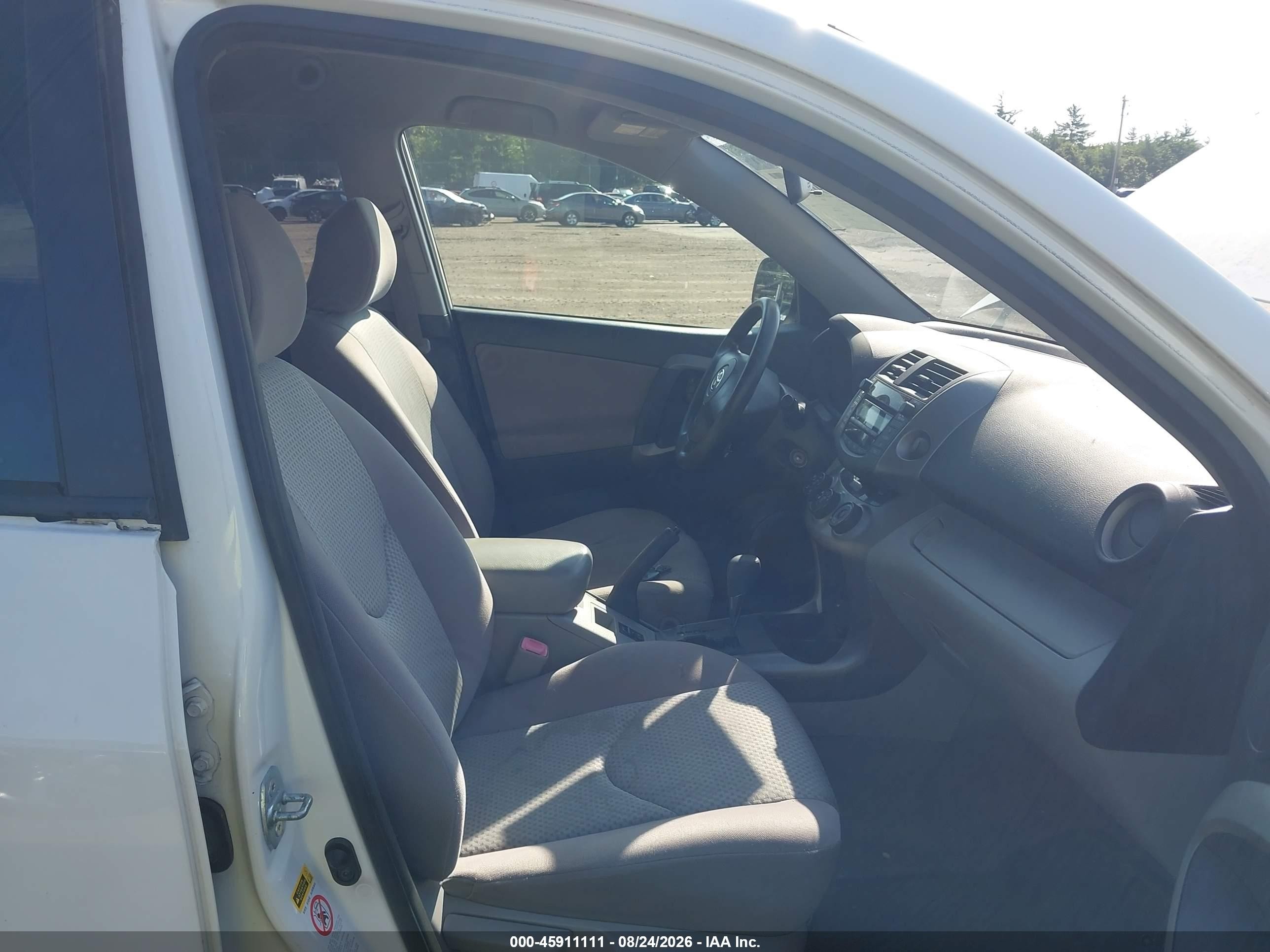 2007 Toyota Rav4 Base V6 (a5) Белый vin: JTMBK33V375037262