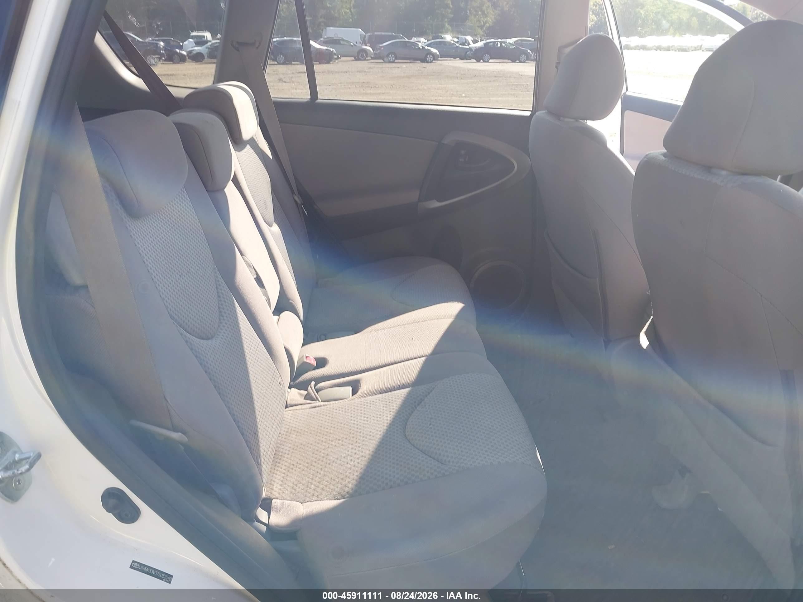 2007 Toyota Rav4 Base V6 (a5) Белый vin: JTMBK33V375037262
