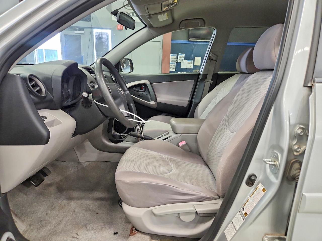 2006 Toyota Rav4 Base Silver vin: JTMBK33V666005186