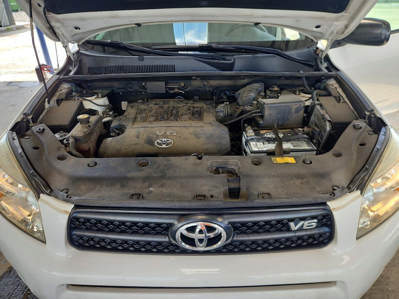 2008 Toyota Rav4 Base White vin: JTMBK33V785061792