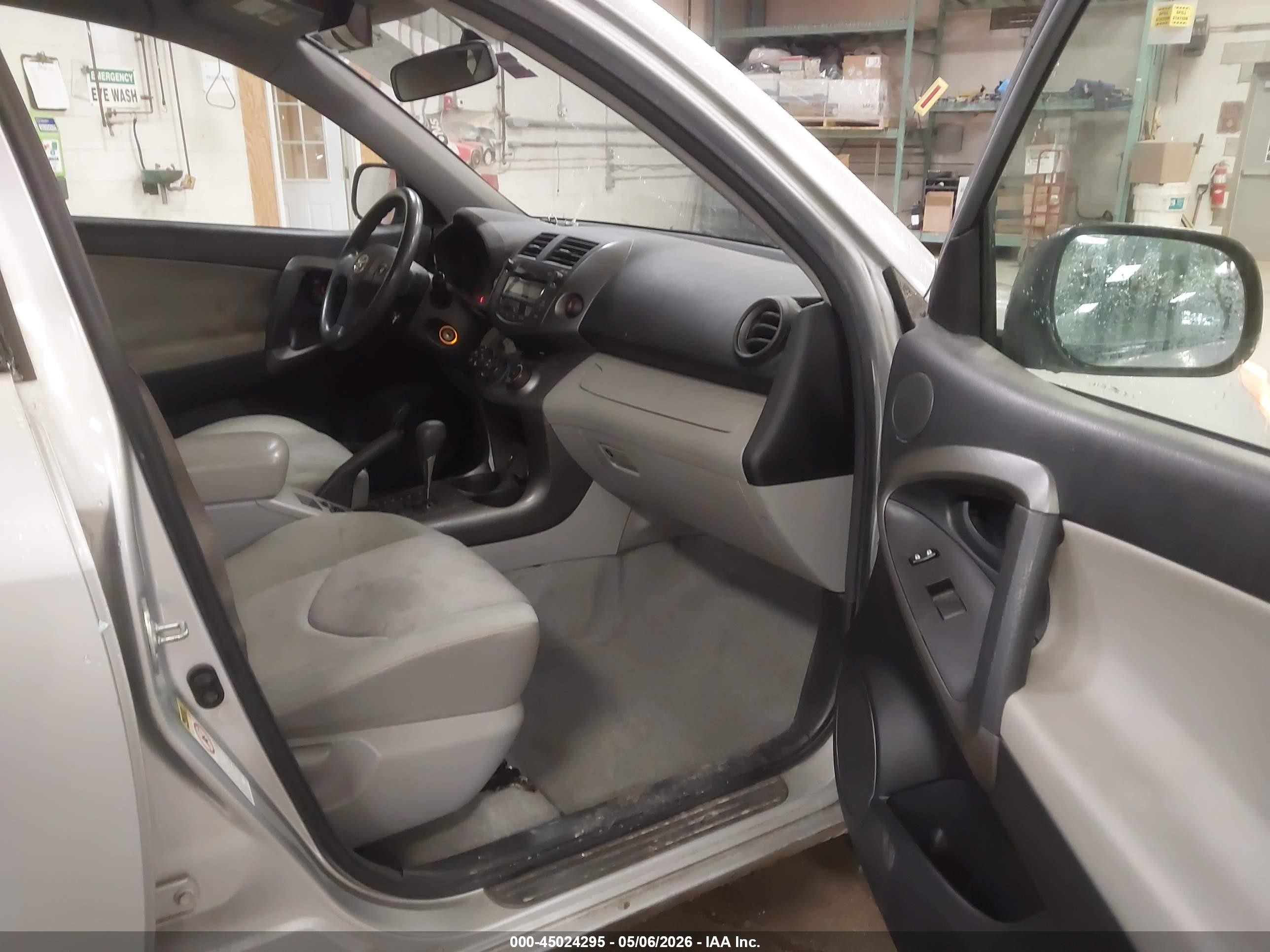 2009 Toyota Rav4 Base V6 Silver vin: JTMBK33V99D000208