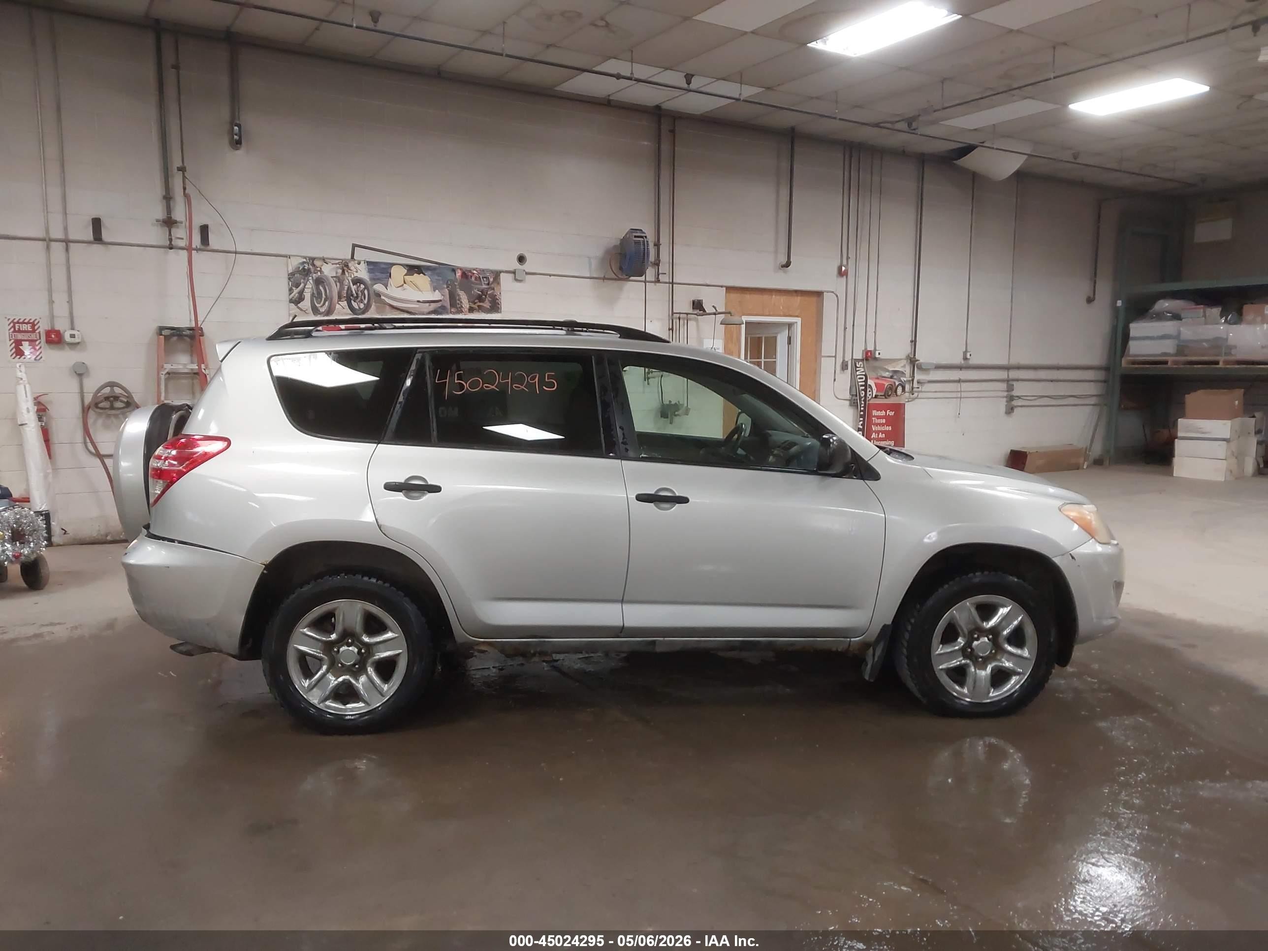 2009 Toyota Rav4 Base V6 Silver vin: JTMBK33V99D000208