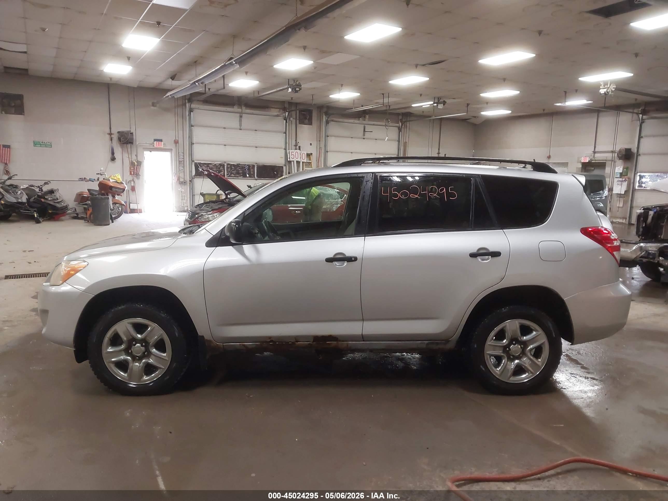 2009 Toyota Rav4 Base V6 Silver vin: JTMBK33V99D000208