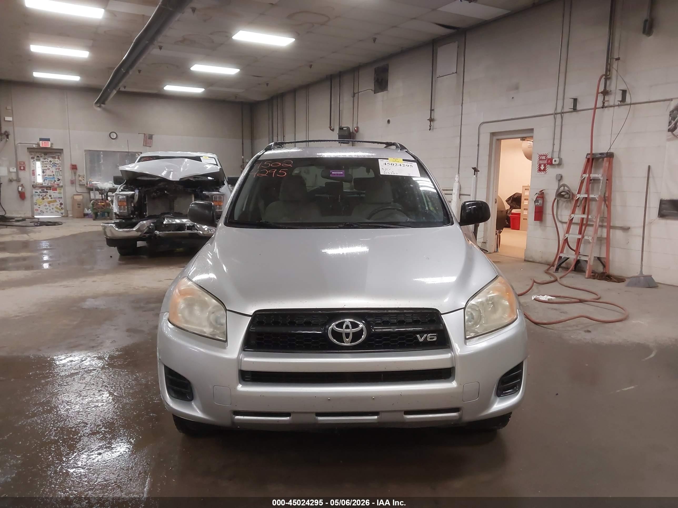 2009 Toyota Rav4 Base V6 Silver vin: JTMBK33V99D000208