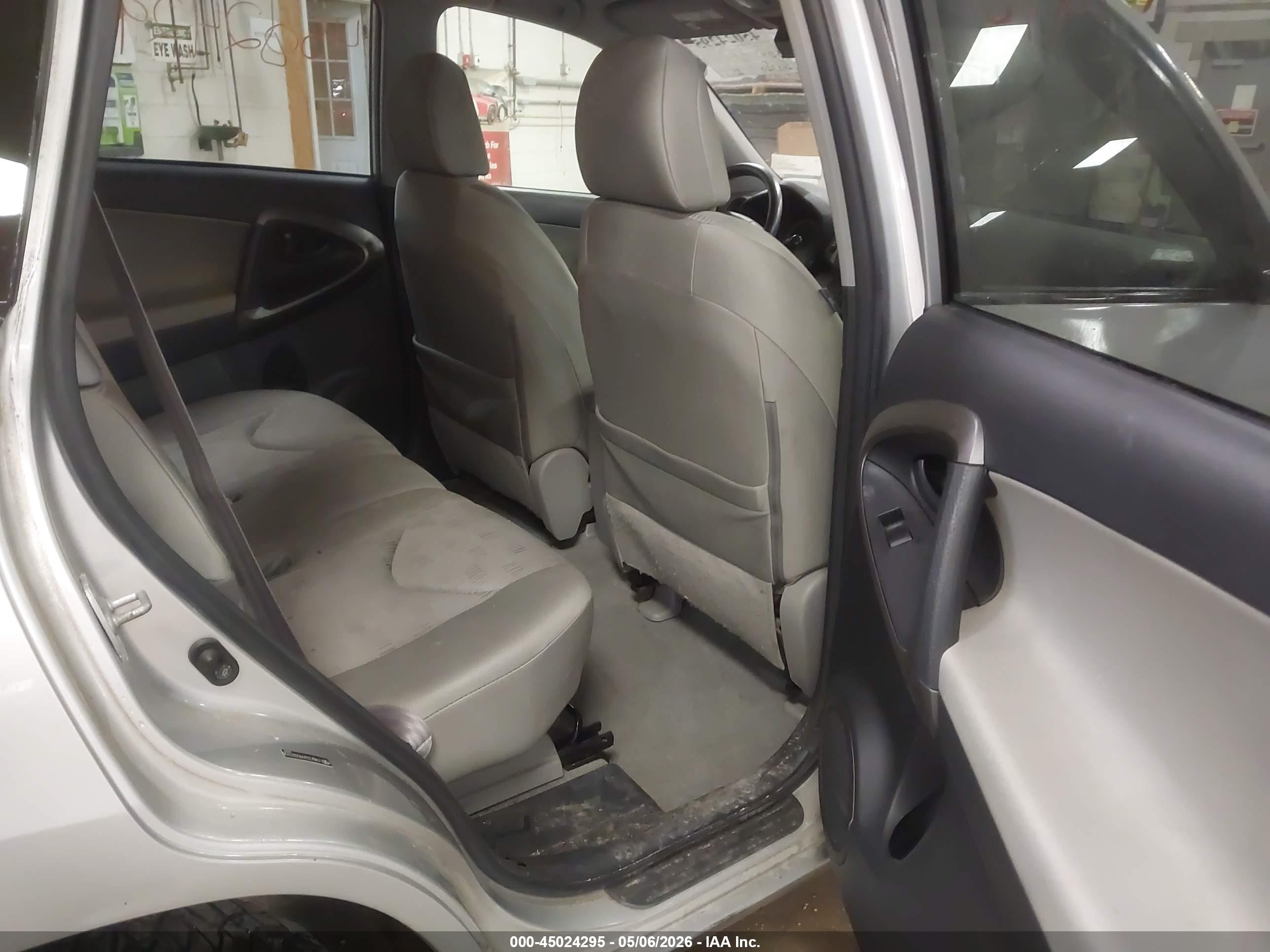 2009 Toyota Rav4 Base V6 Silver vin: JTMBK33V99D000208