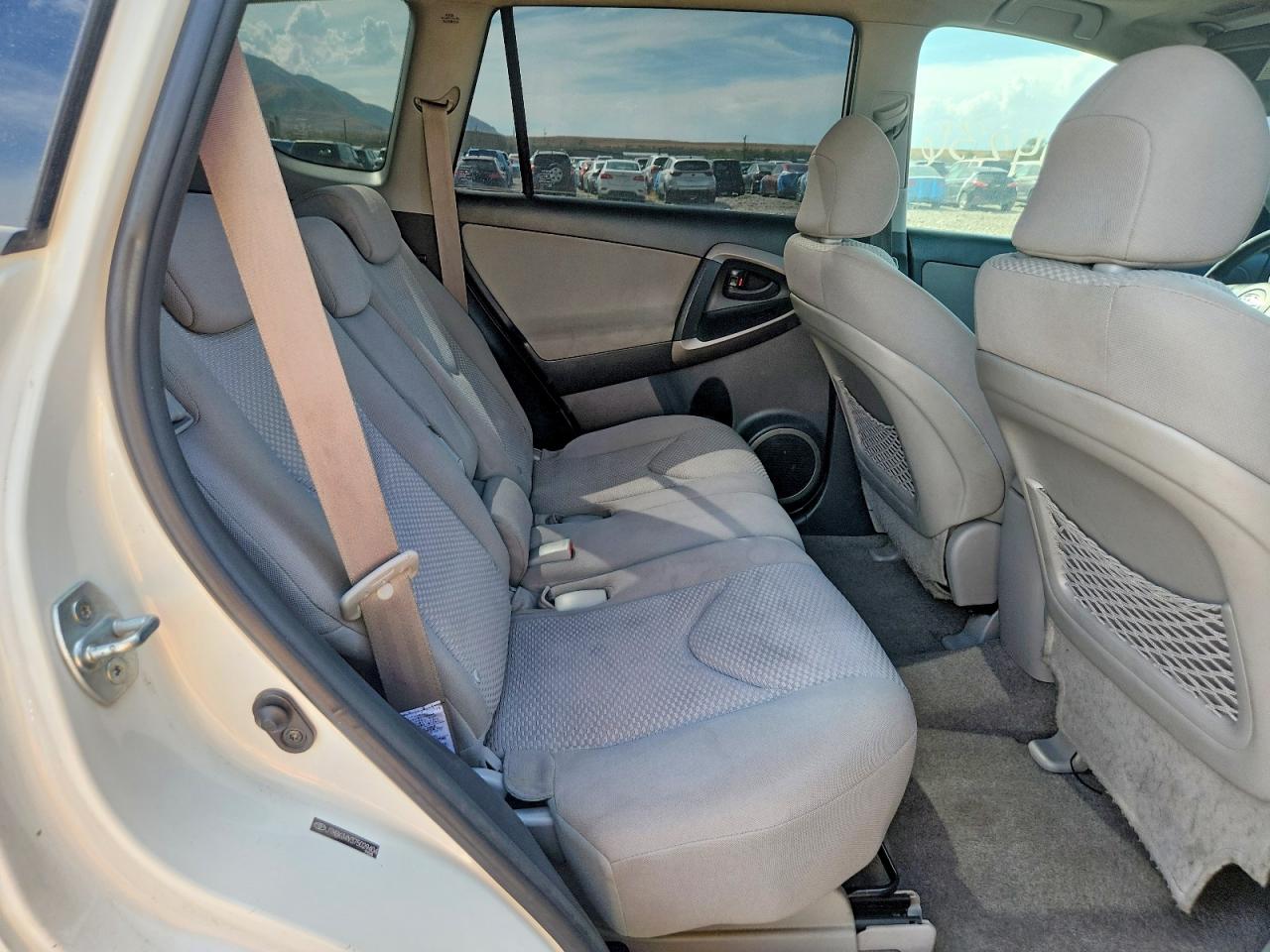 2007 Toyota Rav4 Limited White vin: JTMBK34V375029404