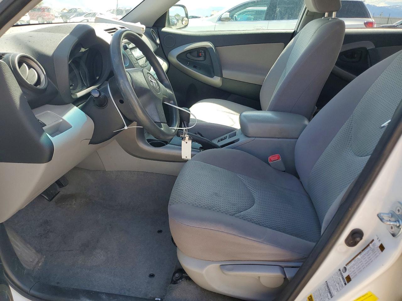 2008 Toyota Rav4 Base White vin: JTMBK35V385067893