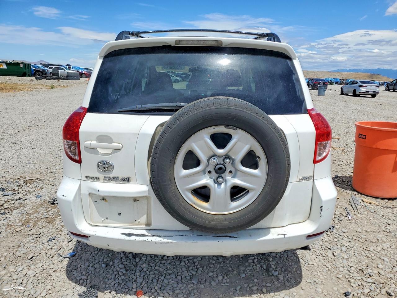 2008 Toyota Rav4 Base White vin: JTMBK35V385067893