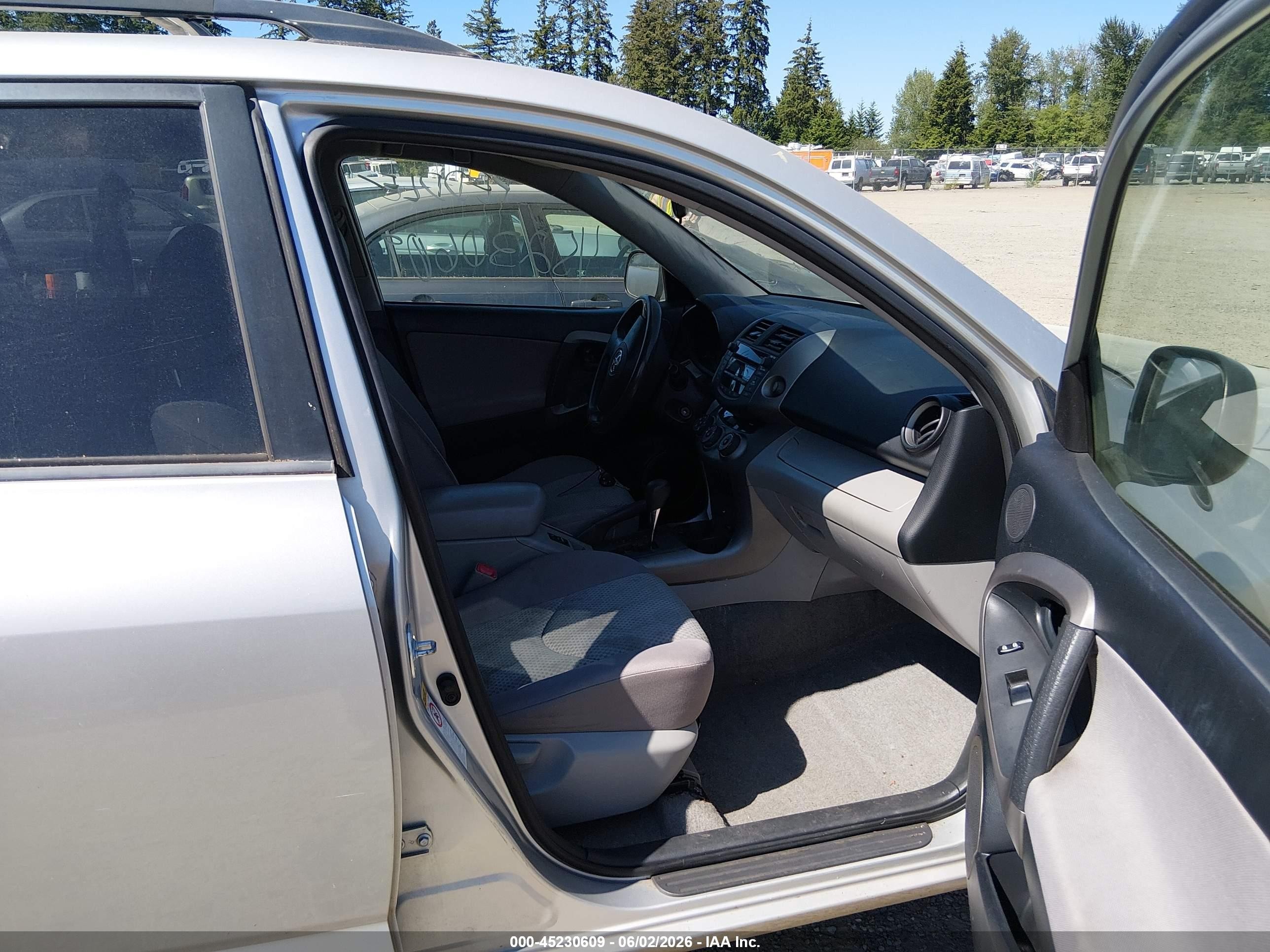 2008 Toyota Rav4 Base V6 Silver vin: JTMBK35V685052644