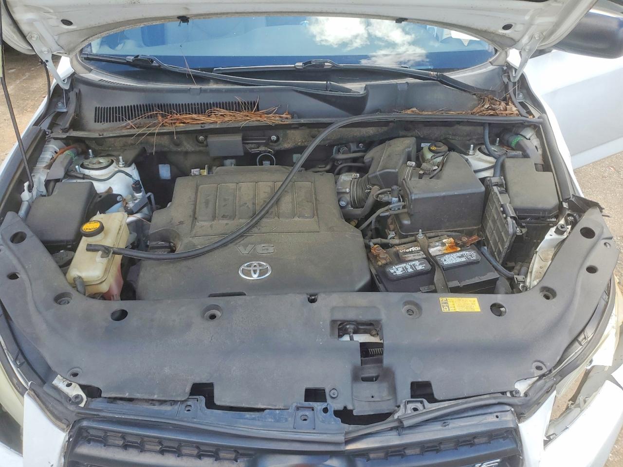 2010 Toyota Rav4 Base White vin: JTMBK4DV2AD013407