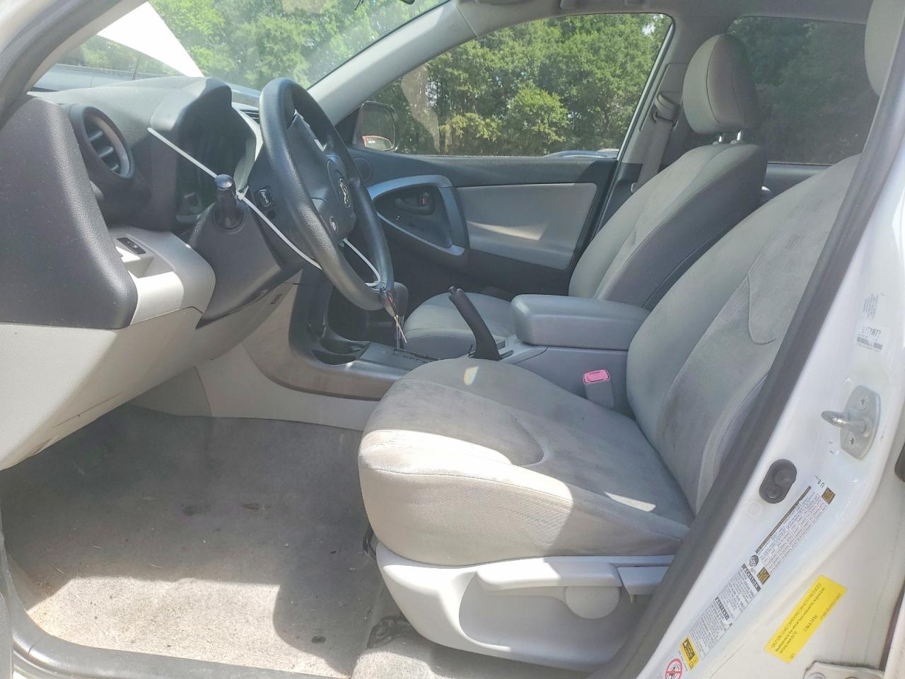 2010 Toyota Rav4 Base White vin: JTMBK4DV2AD013407