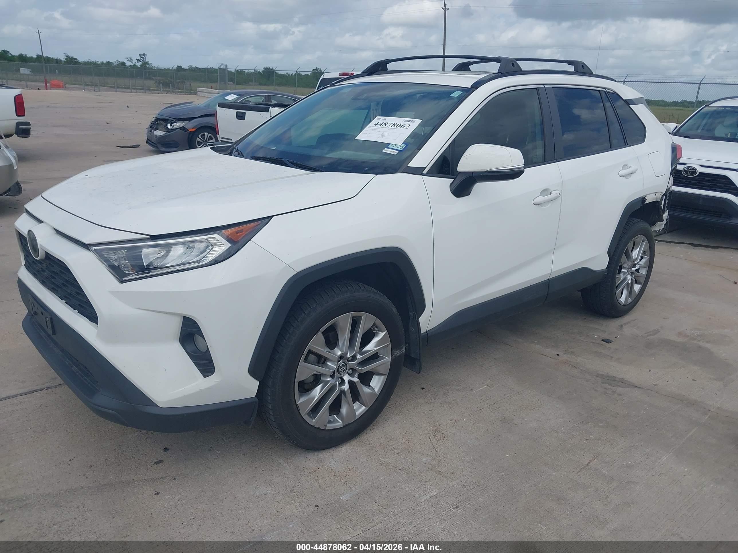 2019 Toyota Rav4 Xle Premium White vin: JTMC1RFV0KD025140