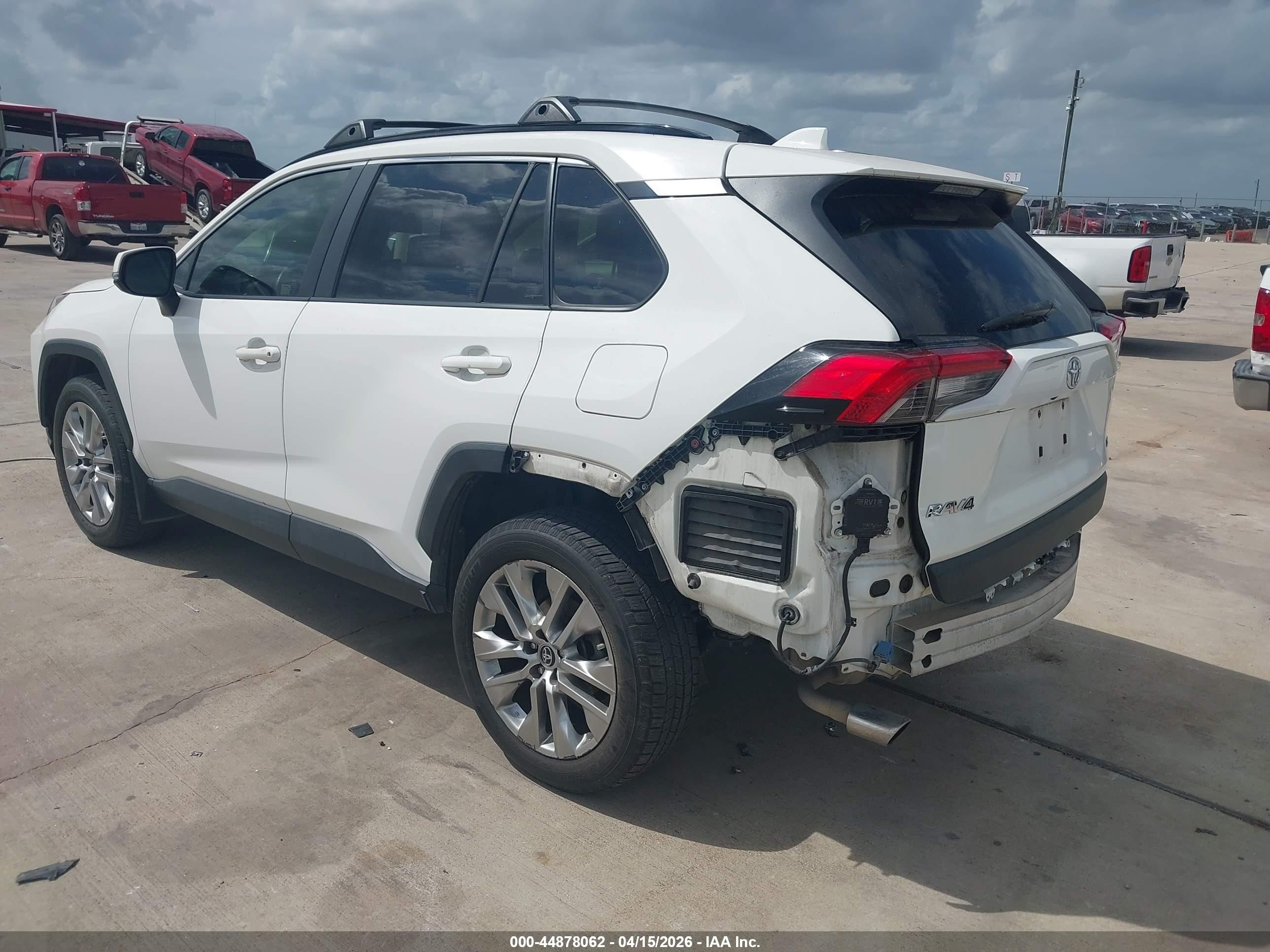 2019 Toyota Rav4 Xle Premium White vin: JTMC1RFV0KD025140