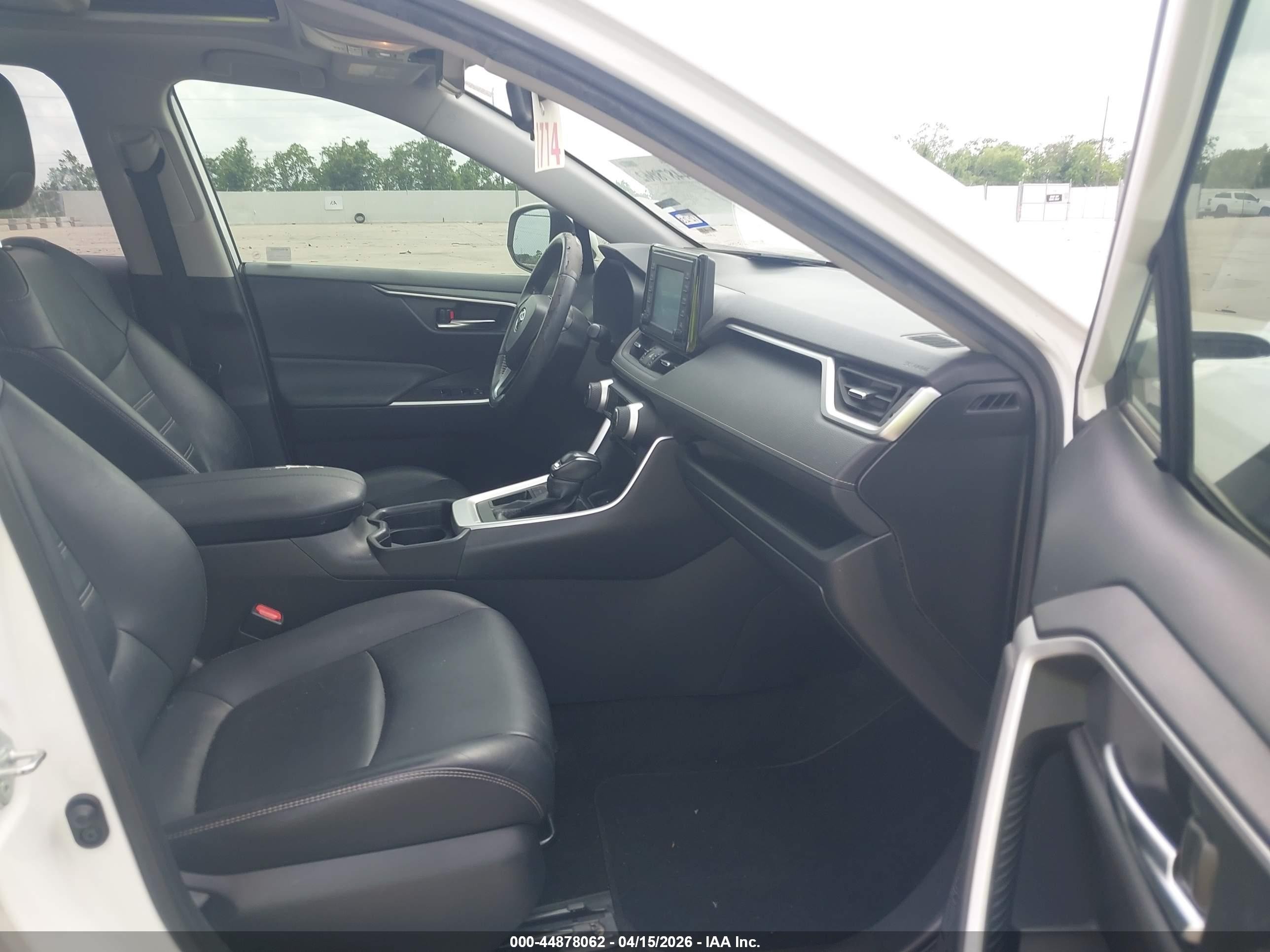 2019 Toyota Rav4 Xle Premium White vin: JTMC1RFV0KD025140