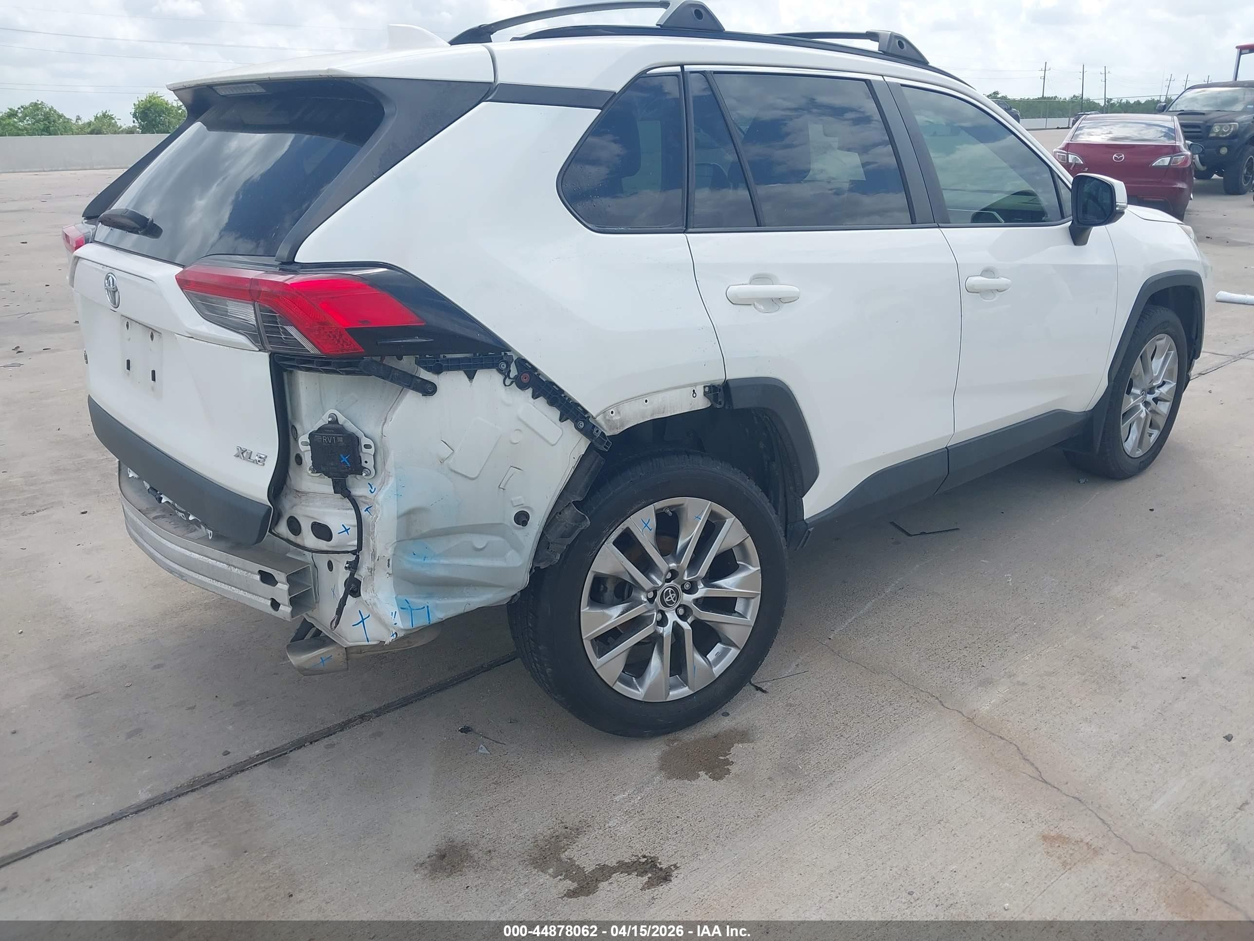 2019 Toyota Rav4 Xle Premium White vin: JTMC1RFV0KD025140