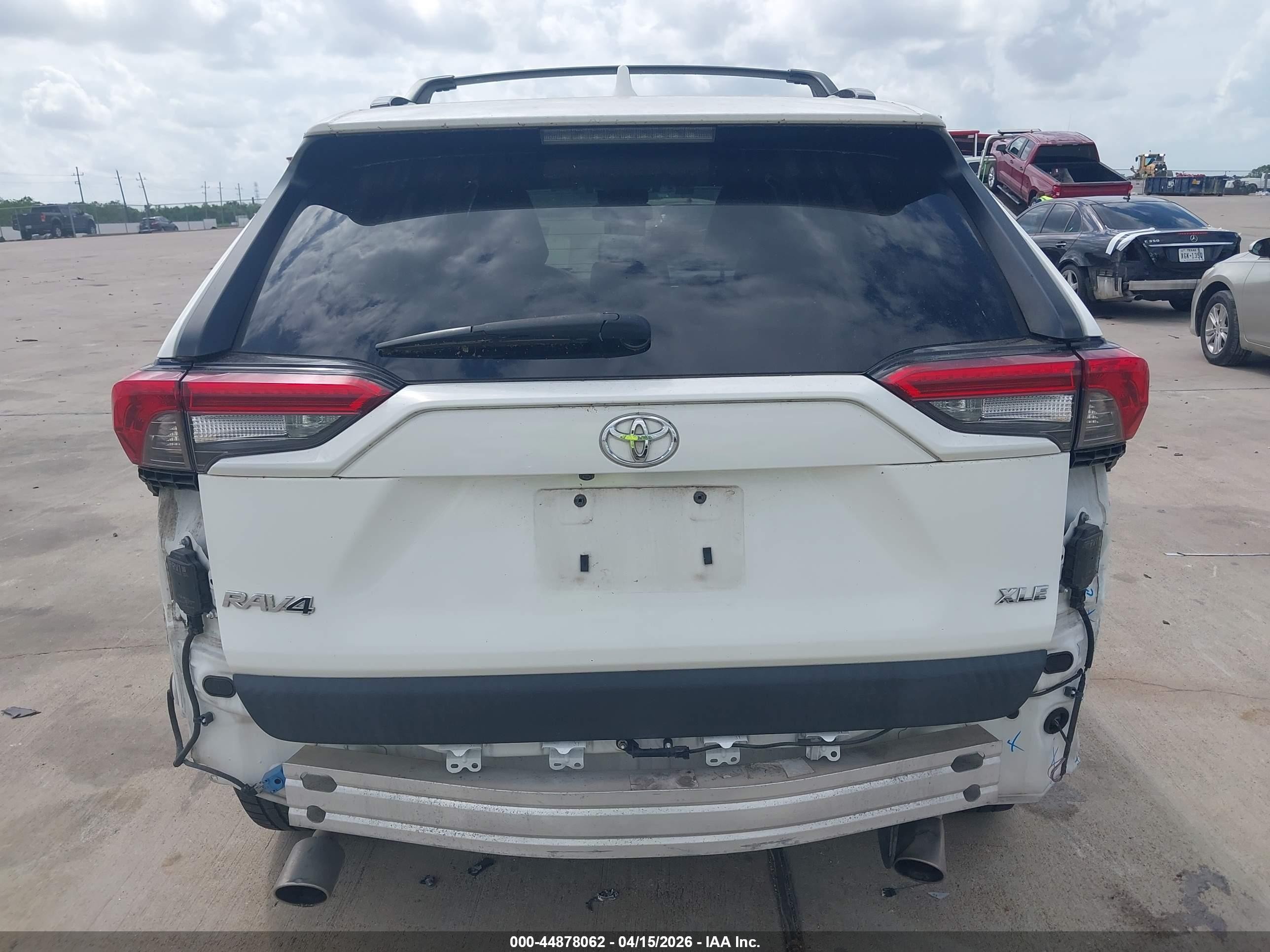 2019 Toyota Rav4 Xle Premium White vin: JTMC1RFV0KD025140