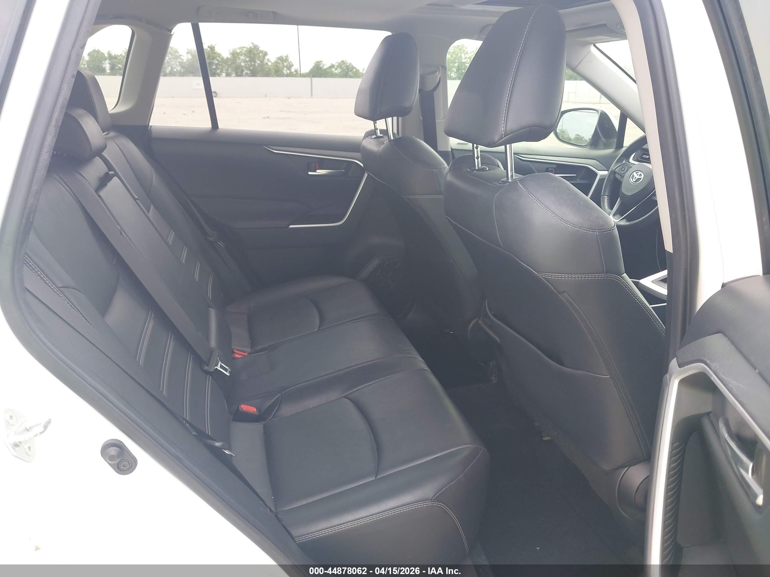 2019 Toyota Rav4 Xle Premium White vin: JTMC1RFV0KD025140