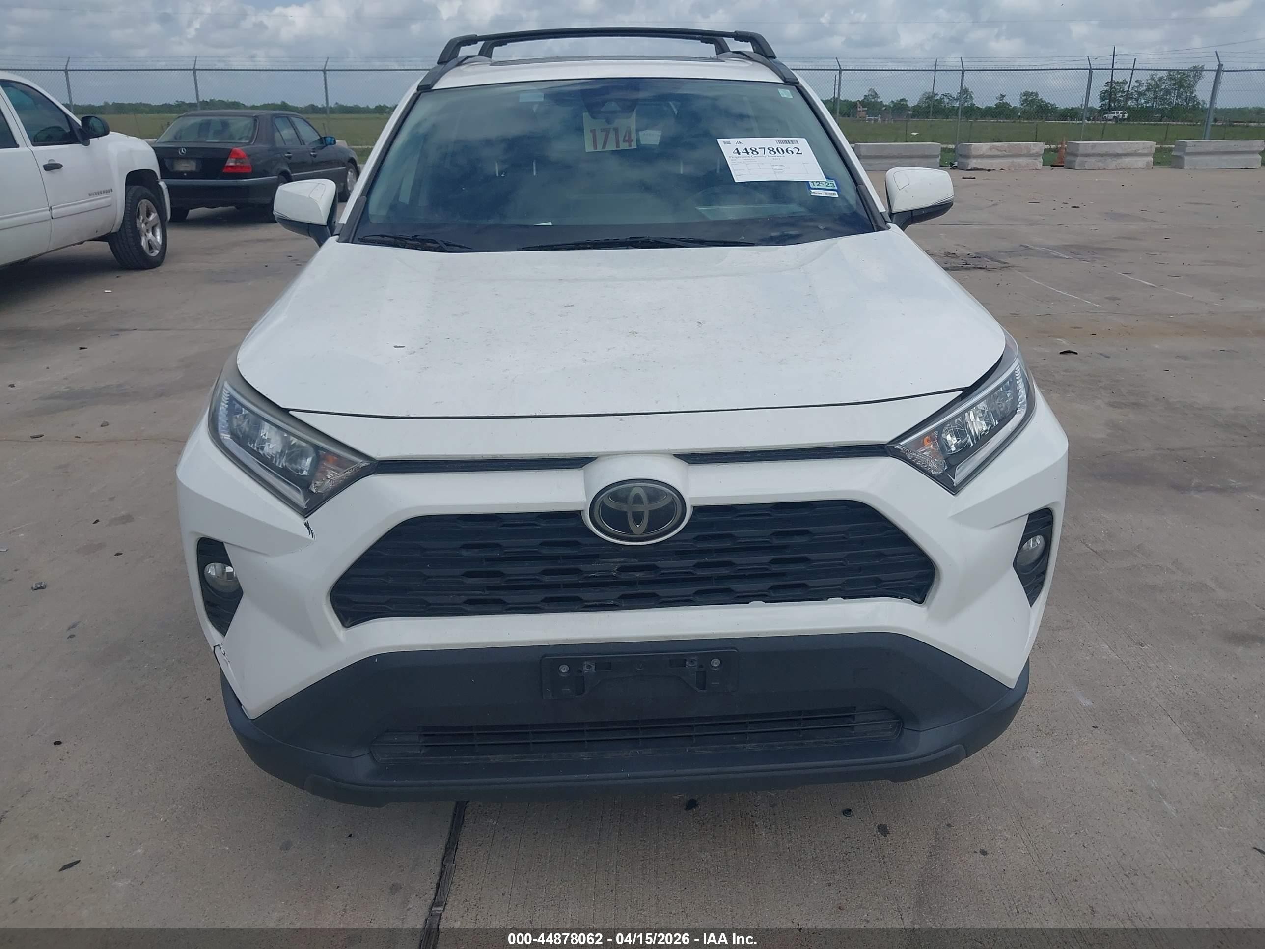2019 Toyota Rav4 Xle Premium White vin: JTMC1RFV0KD025140