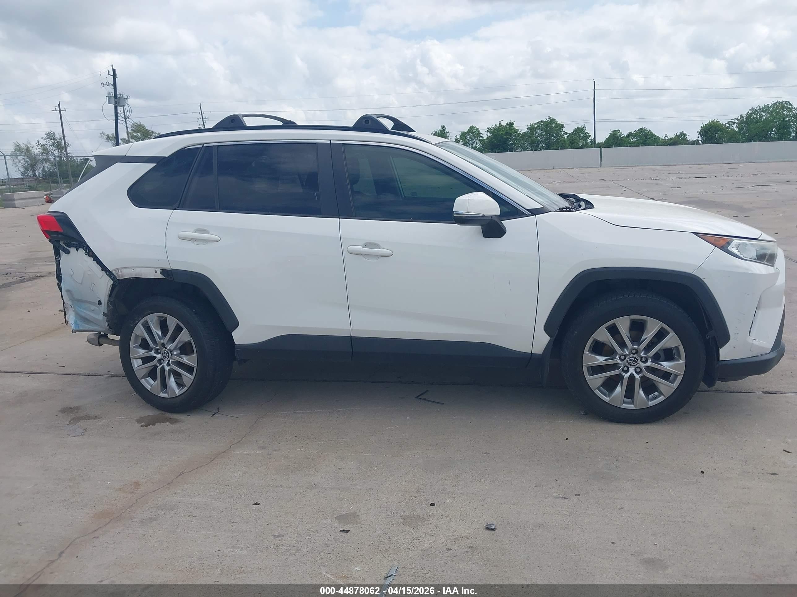 2019 Toyota Rav4 Xle Premium White vin: JTMC1RFV0KD025140