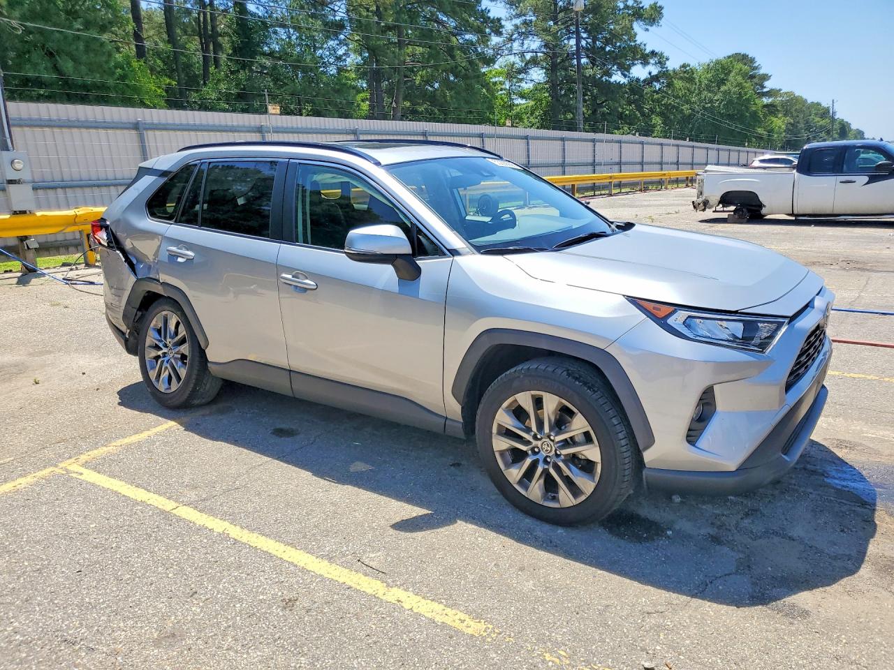 2020 Toyota Rav4 Xle Premium Silver vin: JTMC1RFV0LJ021737