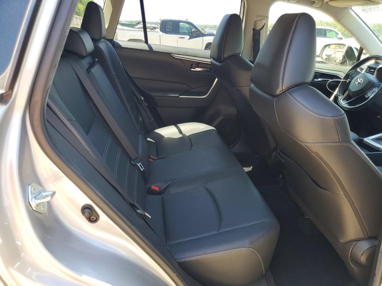 2020 Toyota Rav4 Xle Premium Silver vin: JTMC1RFV0LJ021737