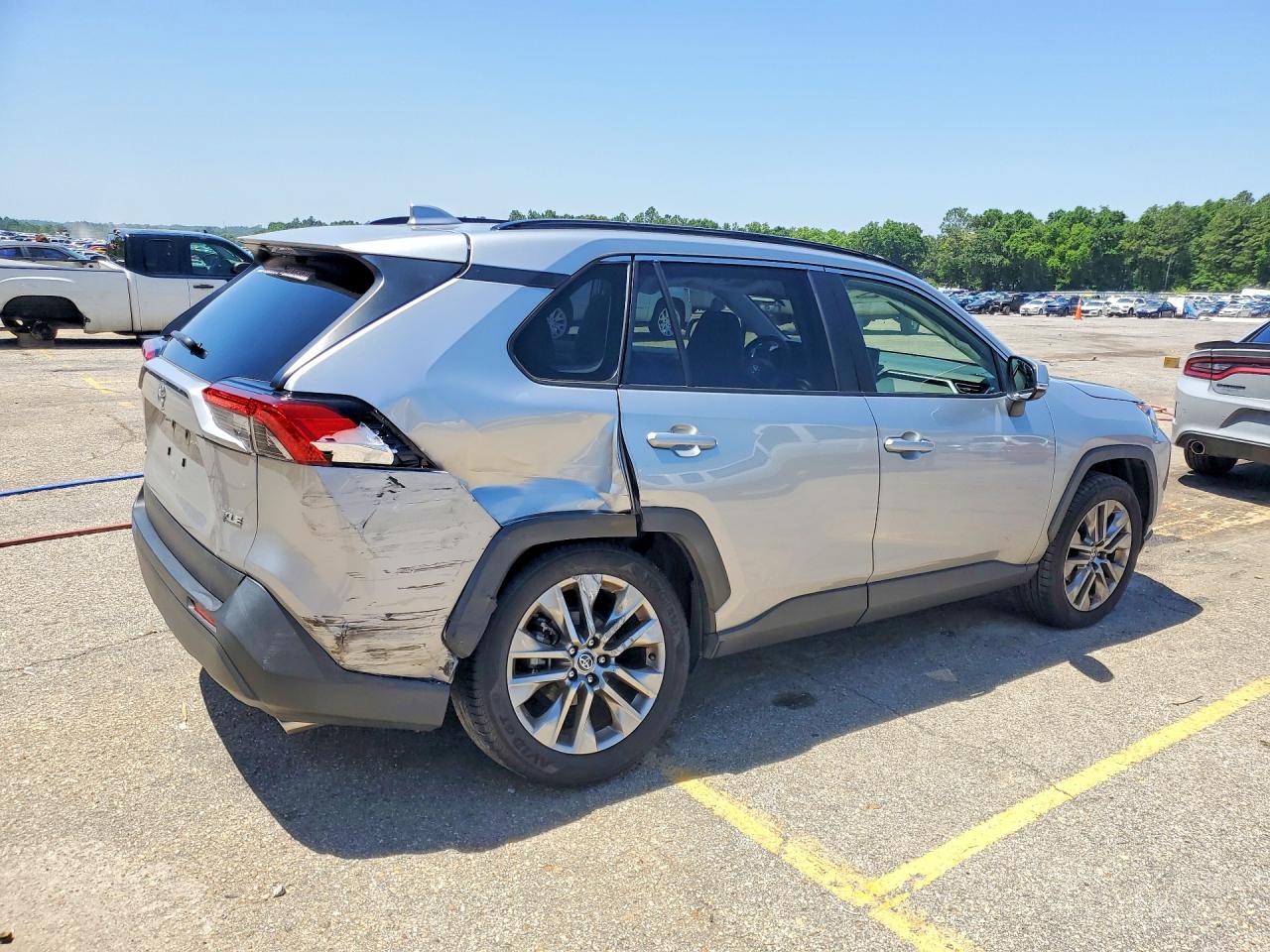 2020 Toyota Rav4 Xle Premium Silver vin: JTMC1RFV0LJ021737