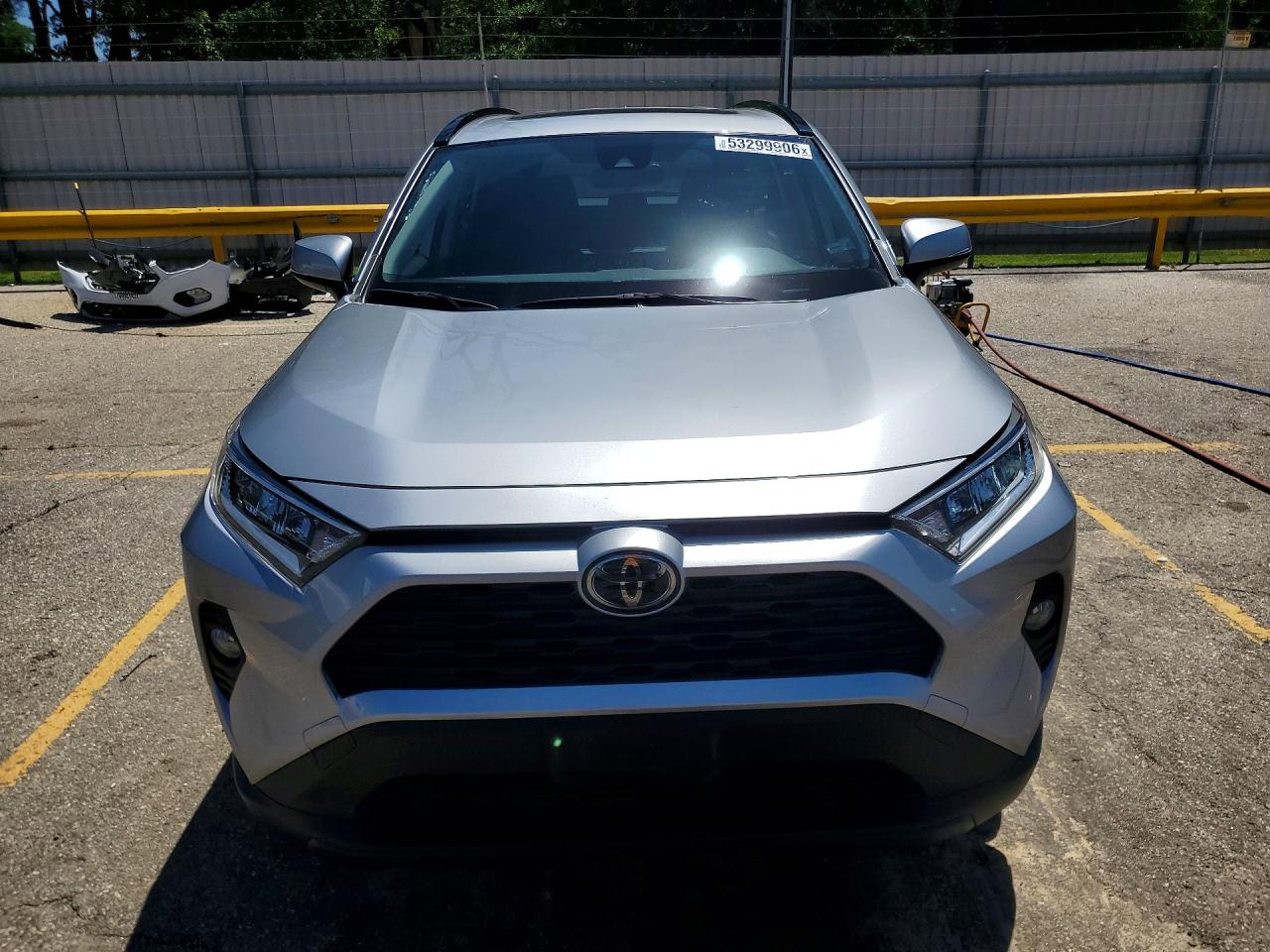 2020 Toyota Rav4 Xle Premium Silver vin: JTMC1RFV0LJ021737