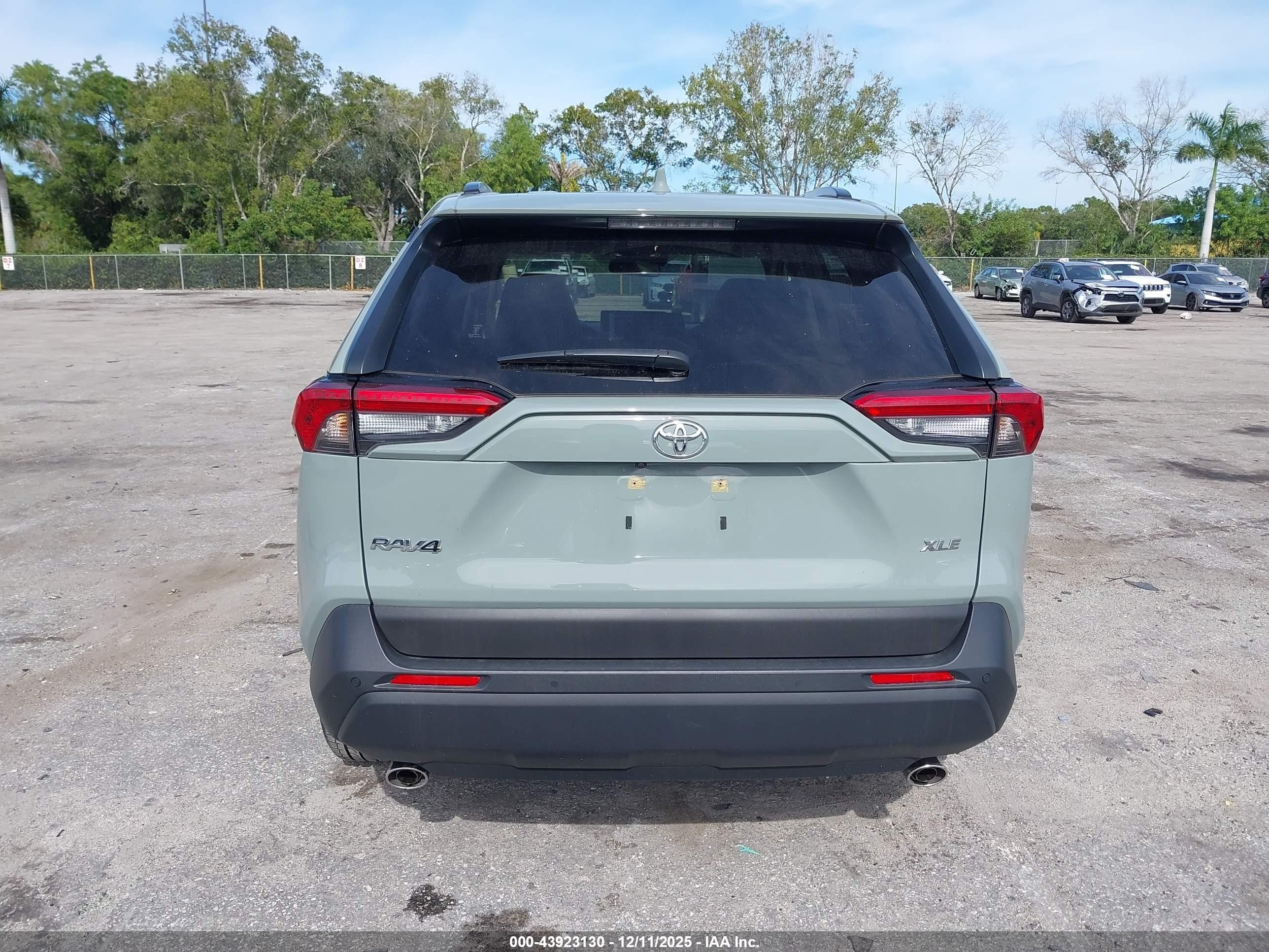 2023 Toyota Rav4 Xle Premium Gray vin: JTMC1RFV0PD112155