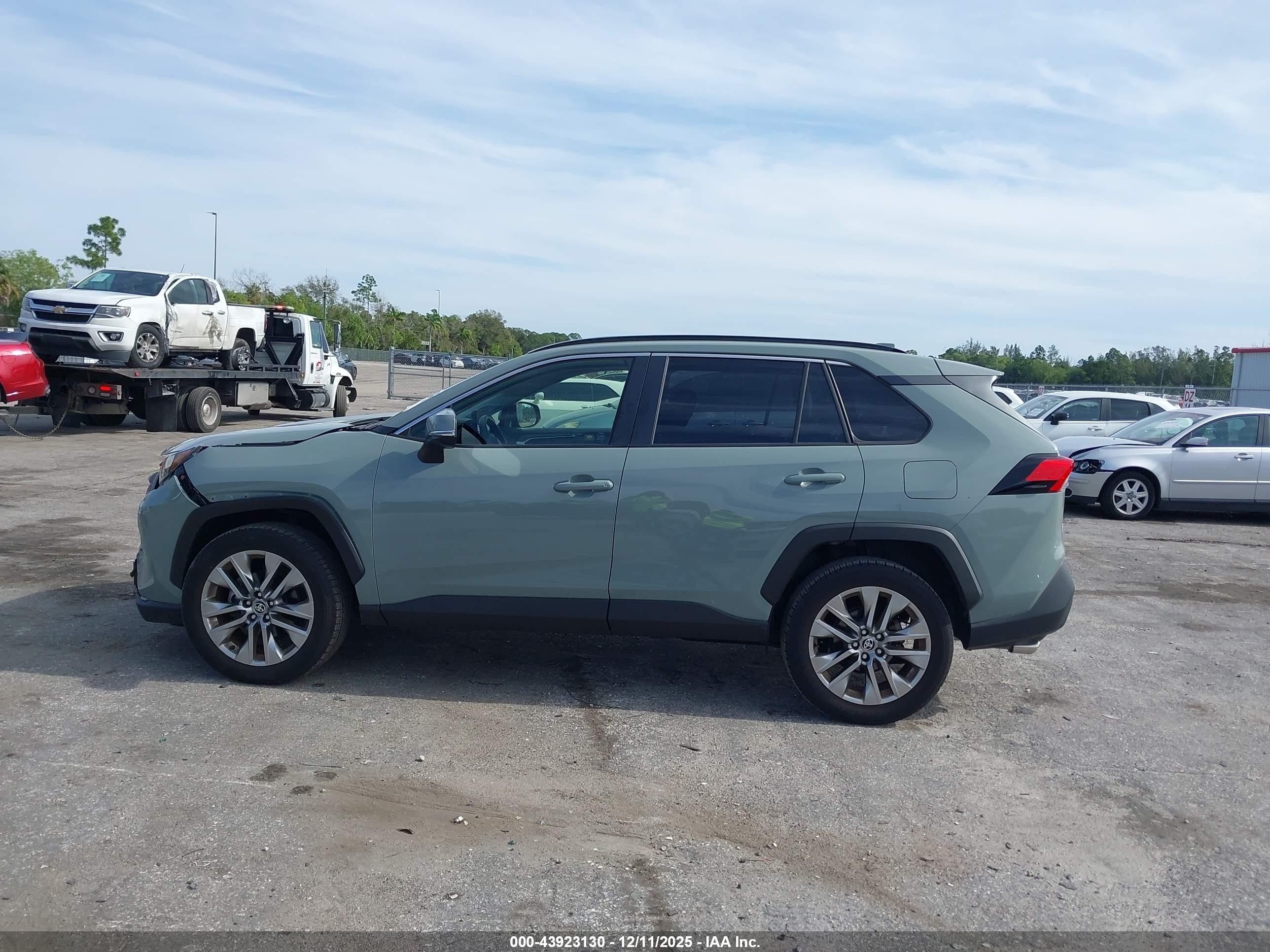 2023 Toyota Rav4 Xle Premium Gray vin: JTMC1RFV0PD112155