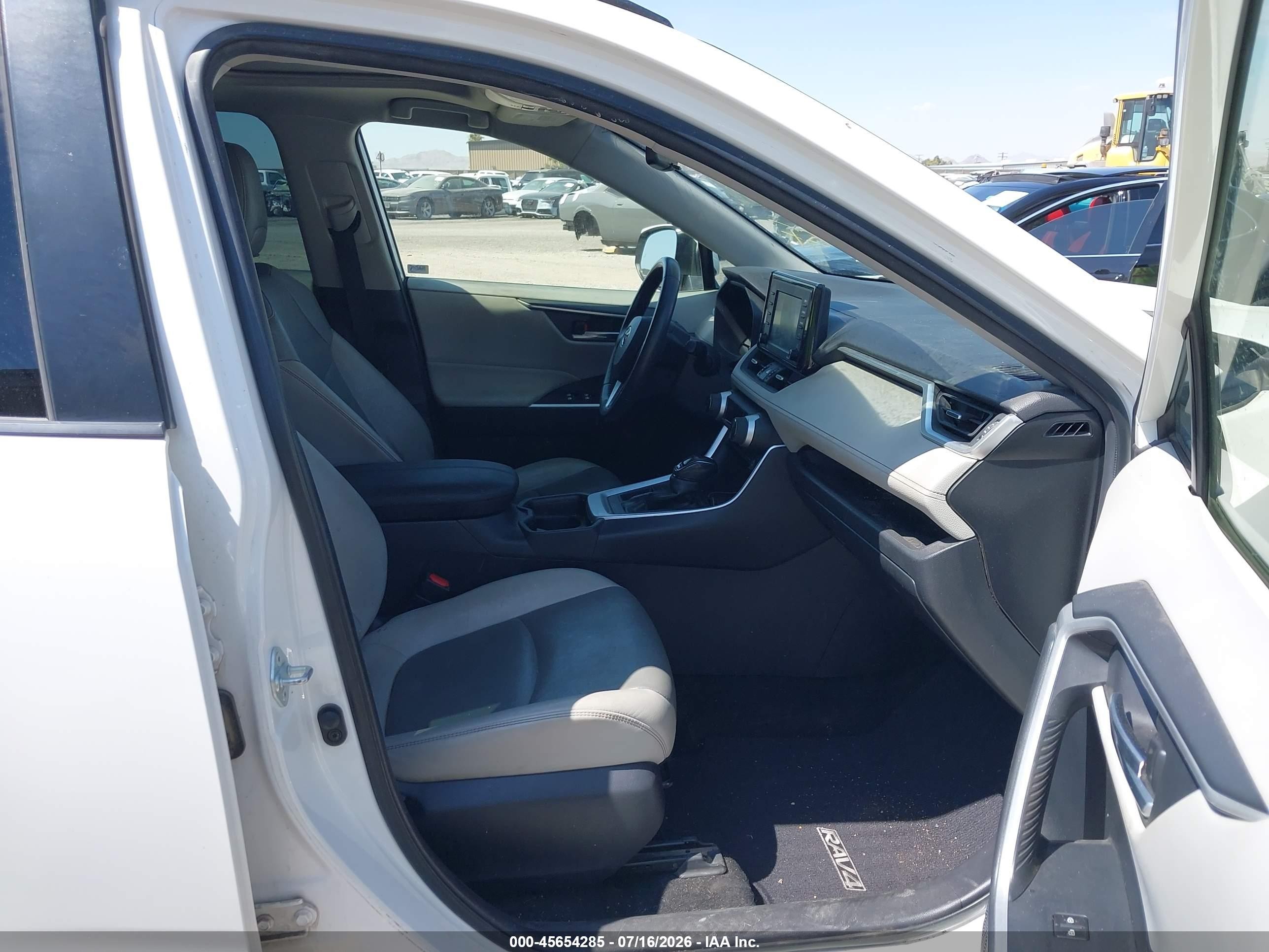 2020 Toyota Rav4 Xle Premium White vin: JTMC1RFV3LD517615