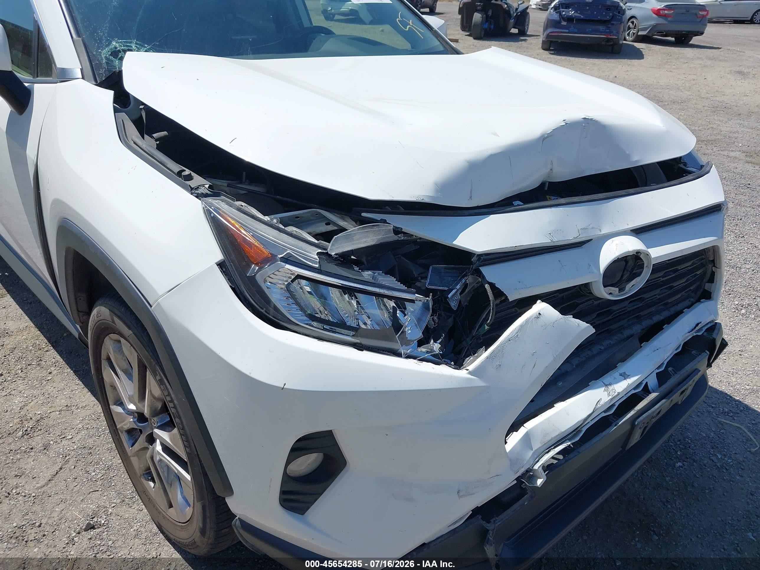 2020 Toyota Rav4 Xle Premium White vin: JTMC1RFV3LD517615
