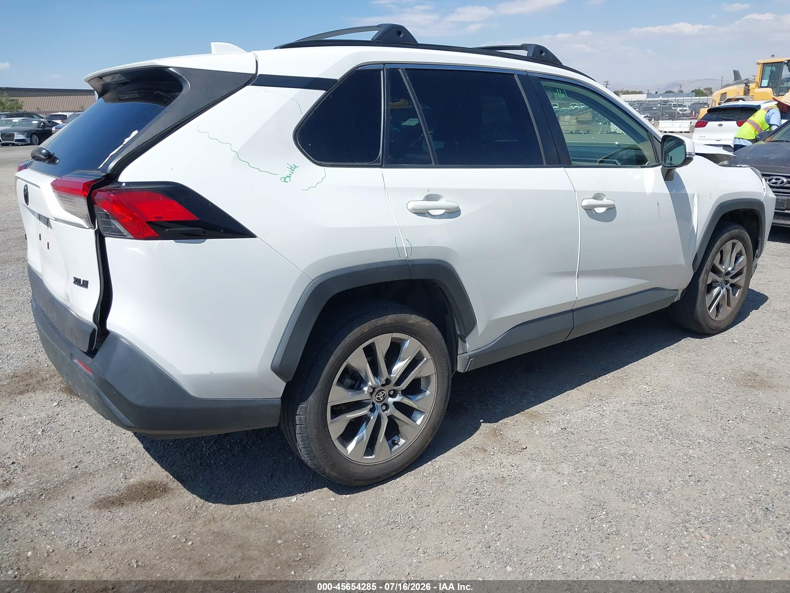 2020 Toyota Rav4 Xle Premium White vin: JTMC1RFV3LD517615
