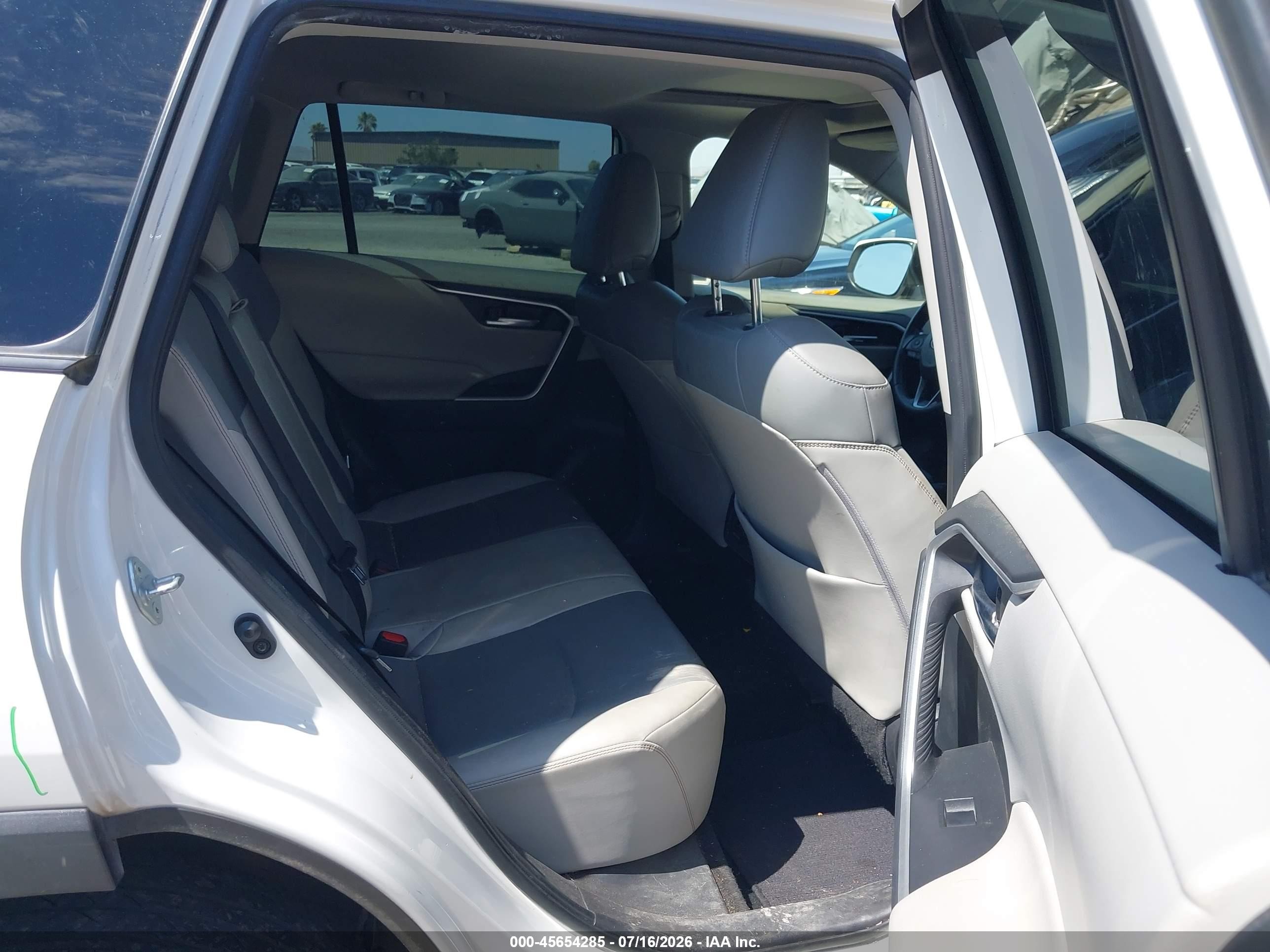 2020 Toyota Rav4 Xle Premium White vin: JTMC1RFV3LD517615