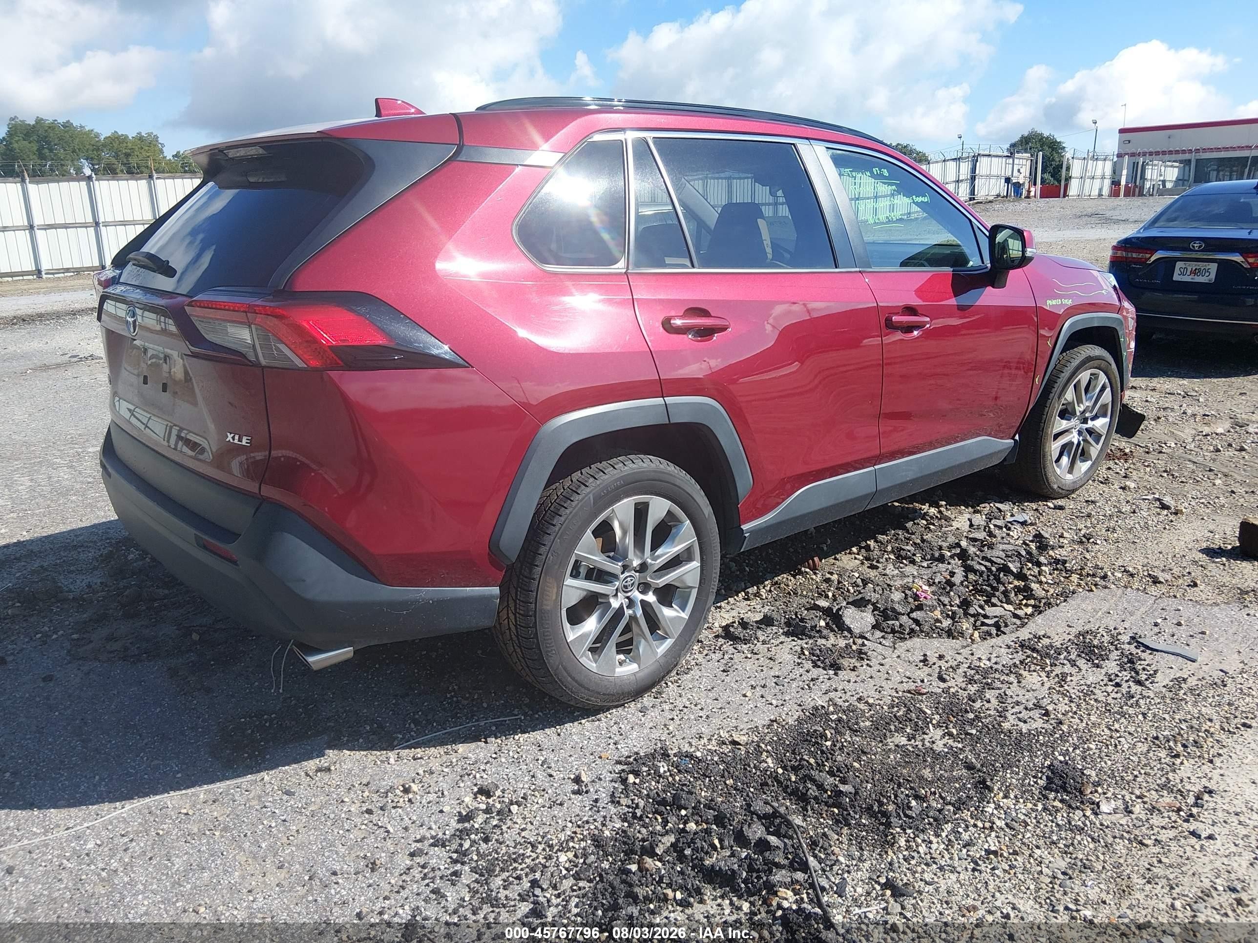 2019 Toyota Rav4 Xle Premium Красный vin: JTMC1RFV7KD036605