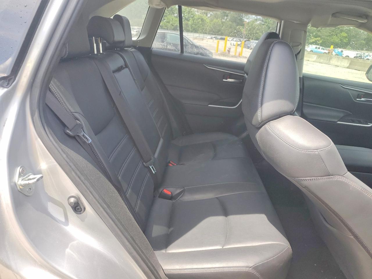 2024 Toyota Rav4 Xle Premium Silver vin: JTMC1RFV7RJ027091