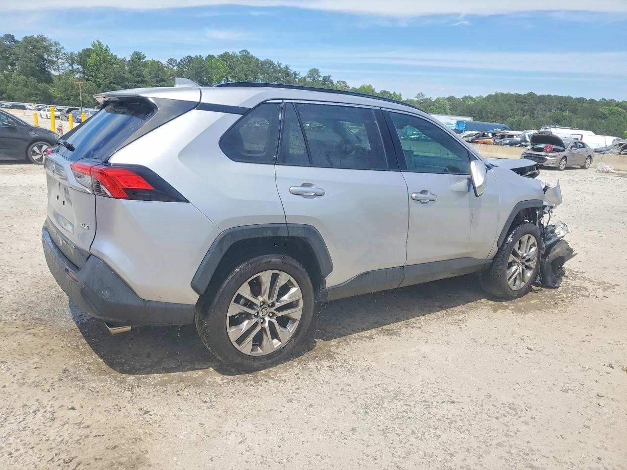 2024 Toyota Rav4 Xle Premium Silver vin: JTMC1RFV7RJ027091