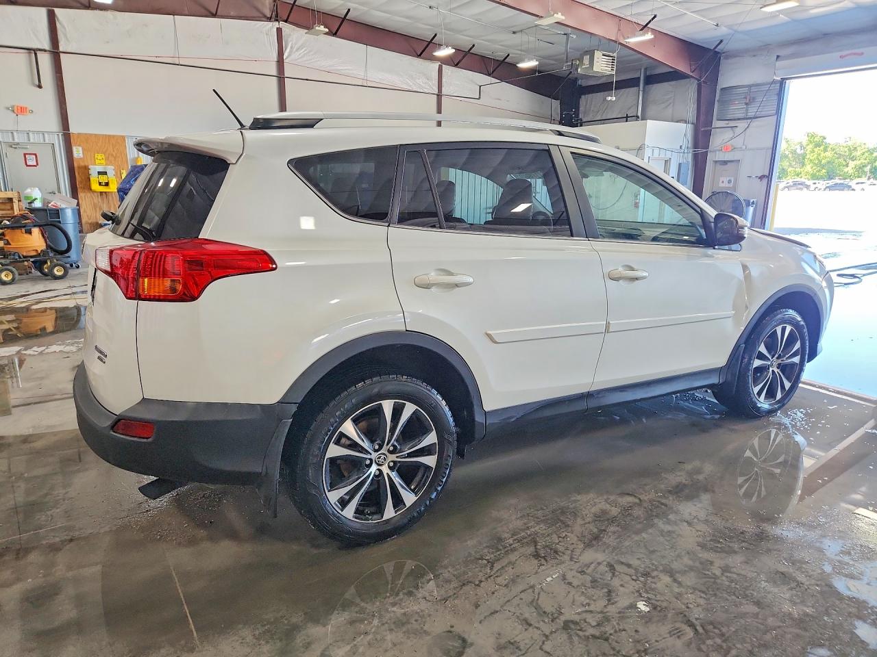 2015 Toyota Rav4 Limited White vin: JTMDFREV0FD163645
