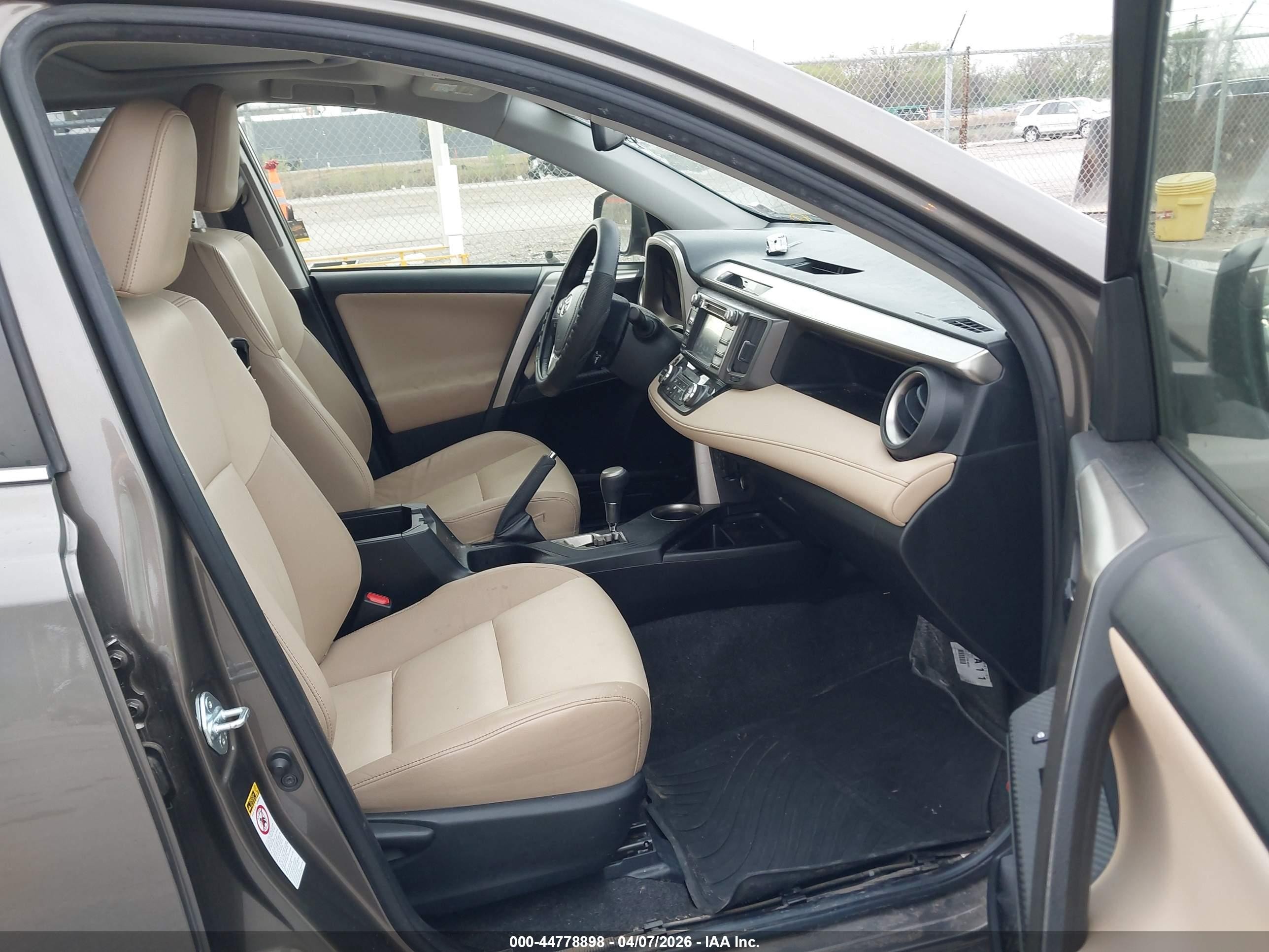 2015 Toyota Rav4 Limited Tan vin: JTMDFREV3FD168595